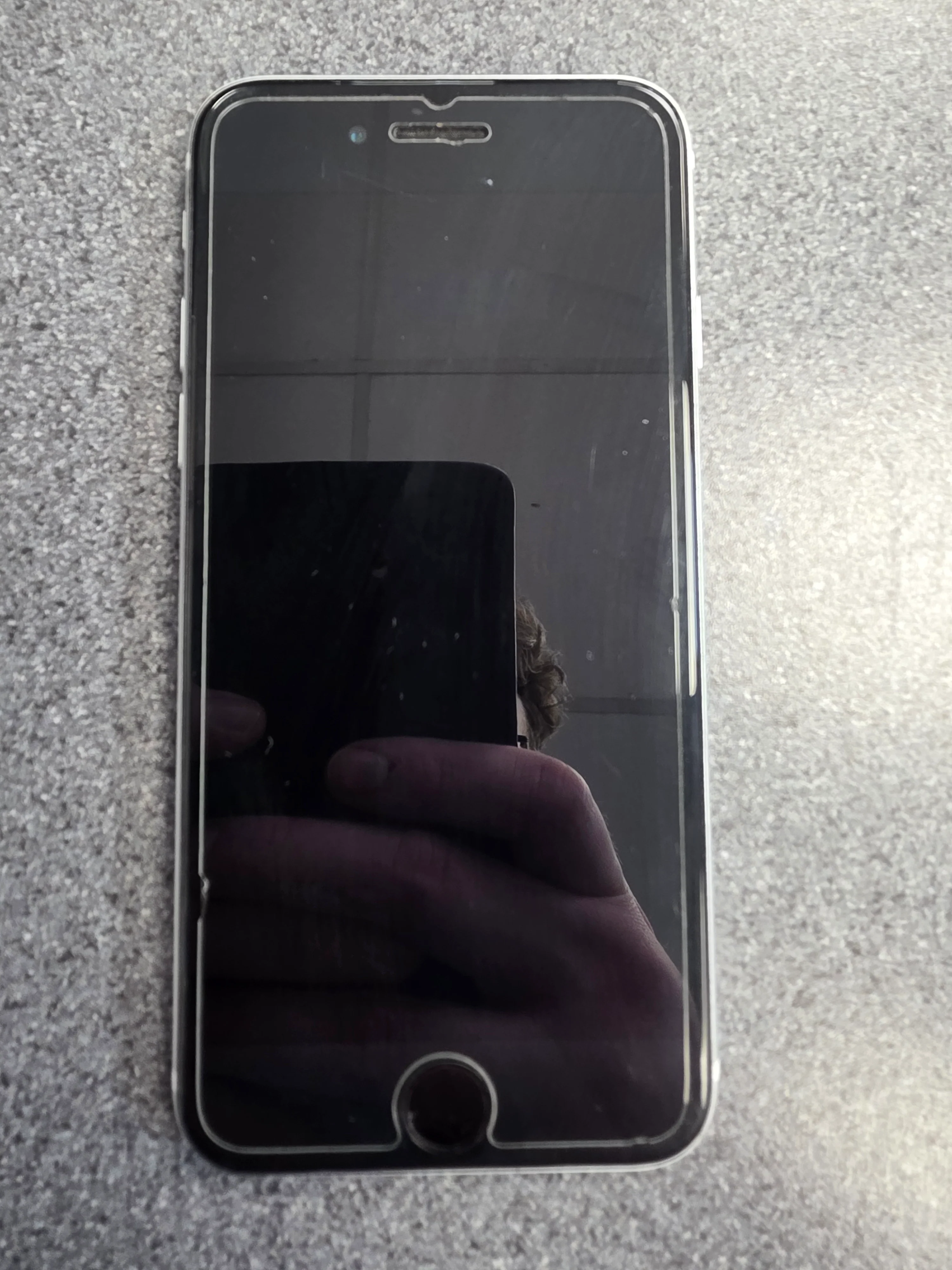 Apple iPhone SE (2nd Generation) - Image 2