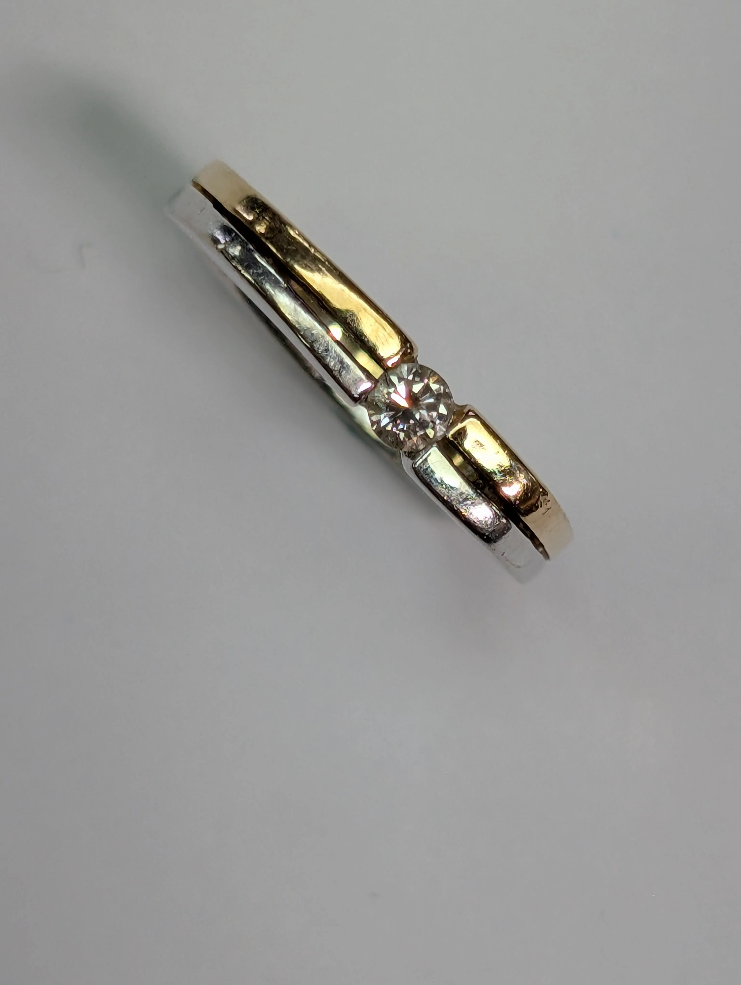 18ct Duel White/Yellow Gold Off Set Diamond Ring - Image 4