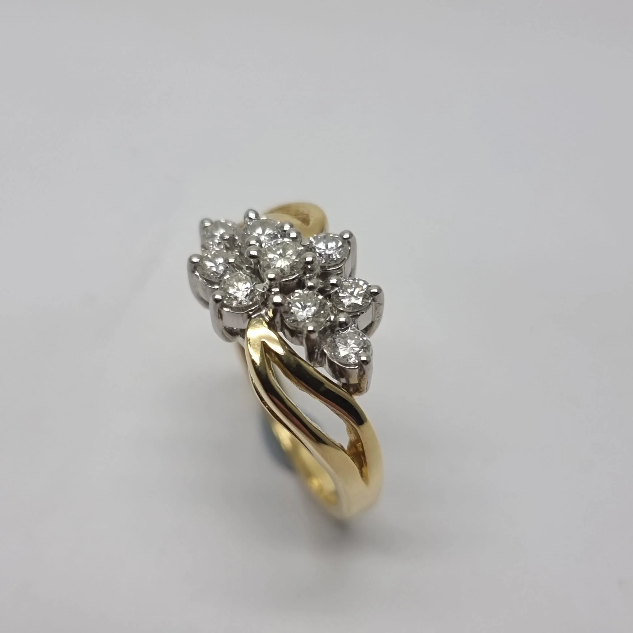 18ct Gold 0.60ct Diamond Crossover Style Cluster Head Ring - Size M (RRP £2800) - Image 3