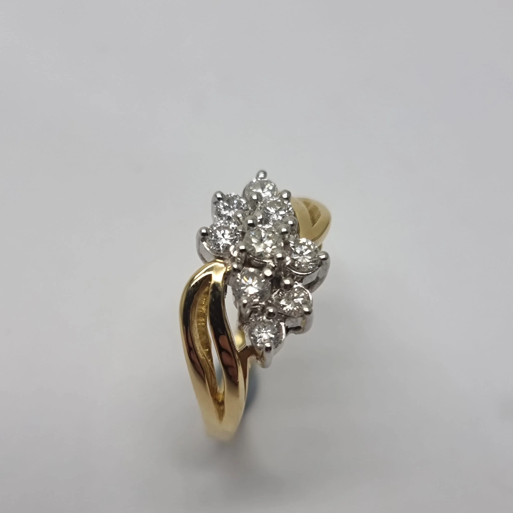 18ct Gold 0.60ct Diamond Crossover Style Cluster Head Ring - Size M (RRP £2800) - Image 4