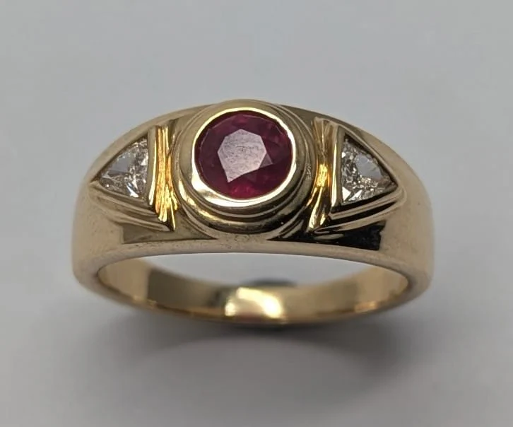 18ct Gold 0.62ct Ruby and Diamond Ring Three Stone Ring Set- Size K (RRP £3800)