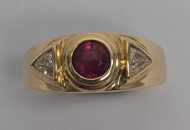 18ct Gold 0.62ct Ruby and Diamond Ring Three Stone Ring Set- Size K (RRP £3800) - Image 2