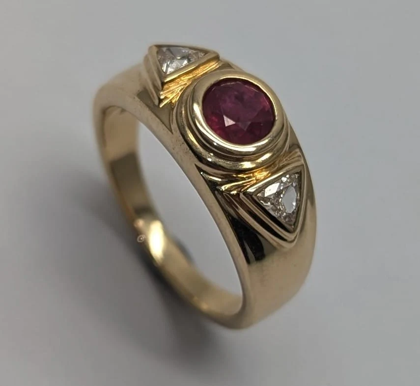 18ct Gold 0.62ct Ruby and Diamond Ring Three Stone Ring Set- Size K (RRP £3800) - Image 3