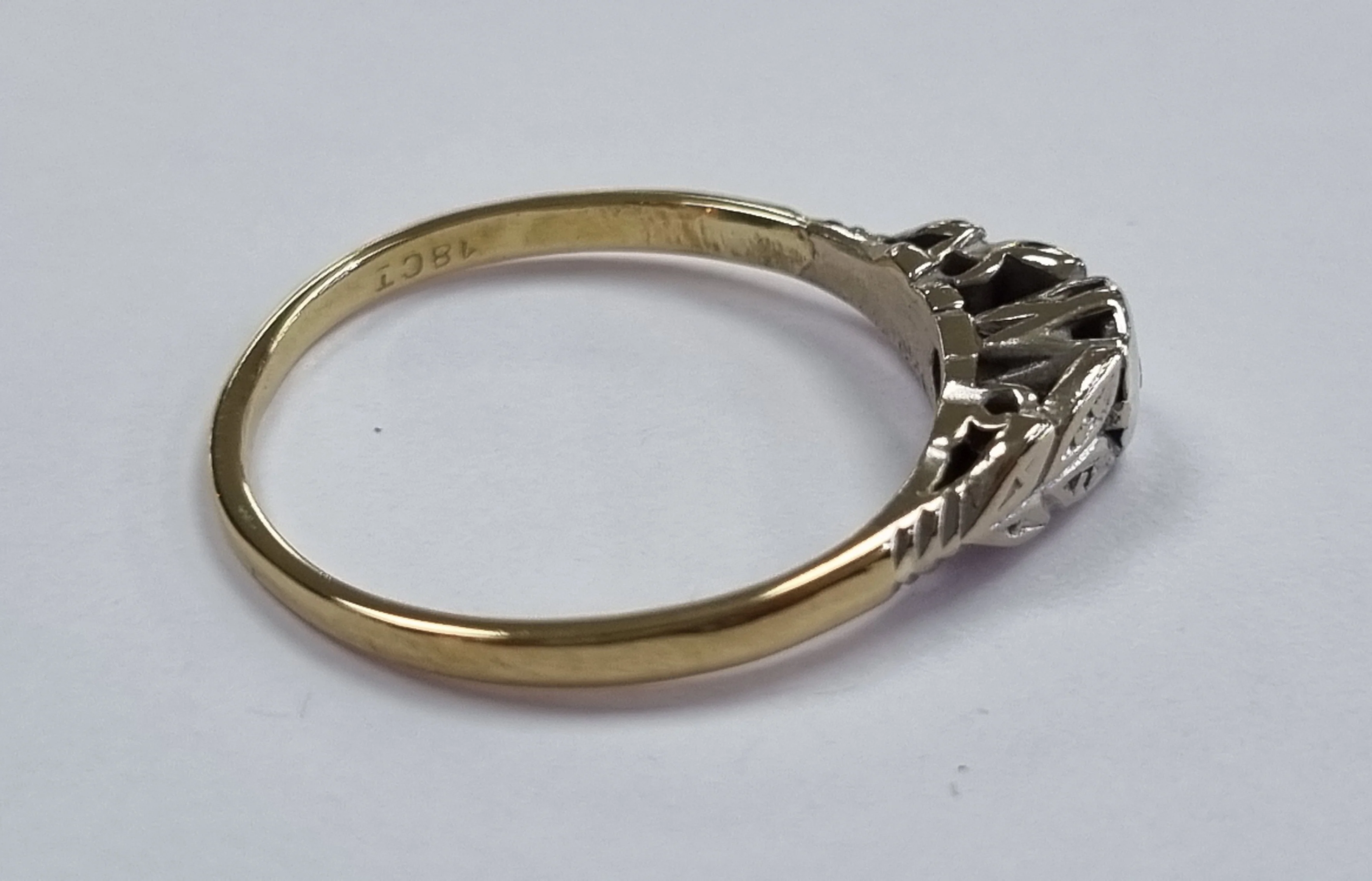18ct gold diamond ring size M 1/2 - Image 3