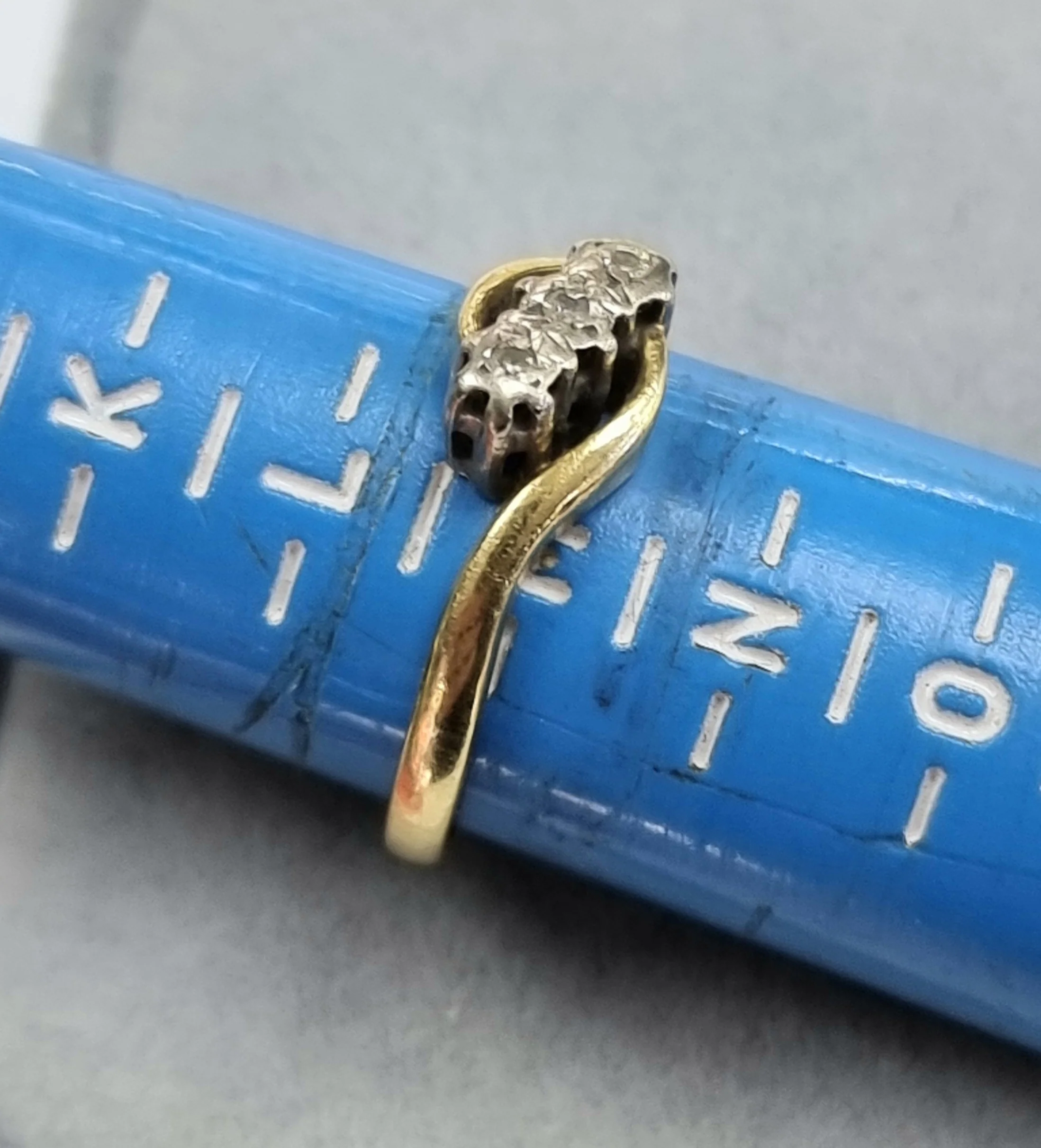 18ct Gold Diamond Ring size M - Image 3