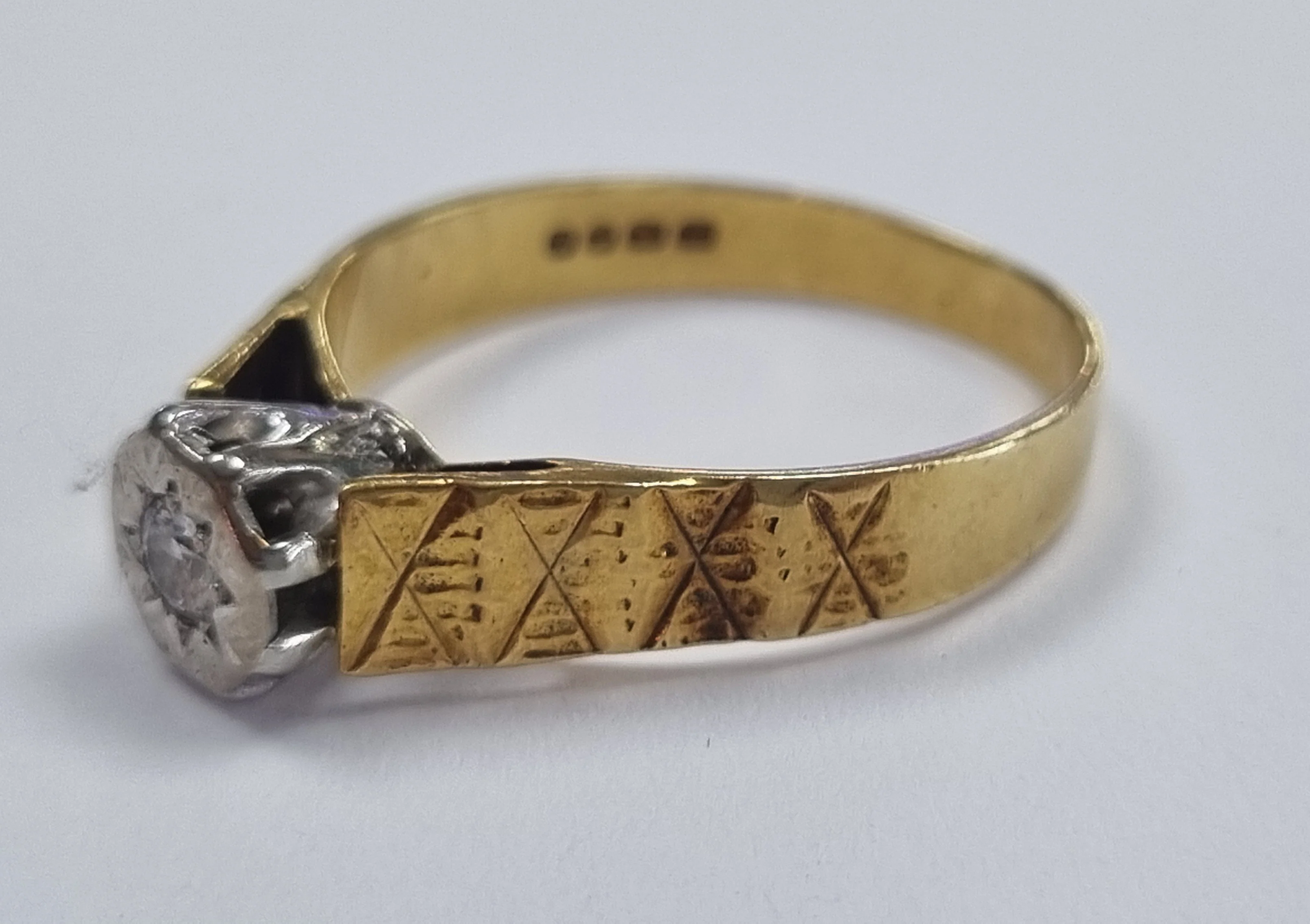 18ct Gold Diamond Ring Size Q - Image 2