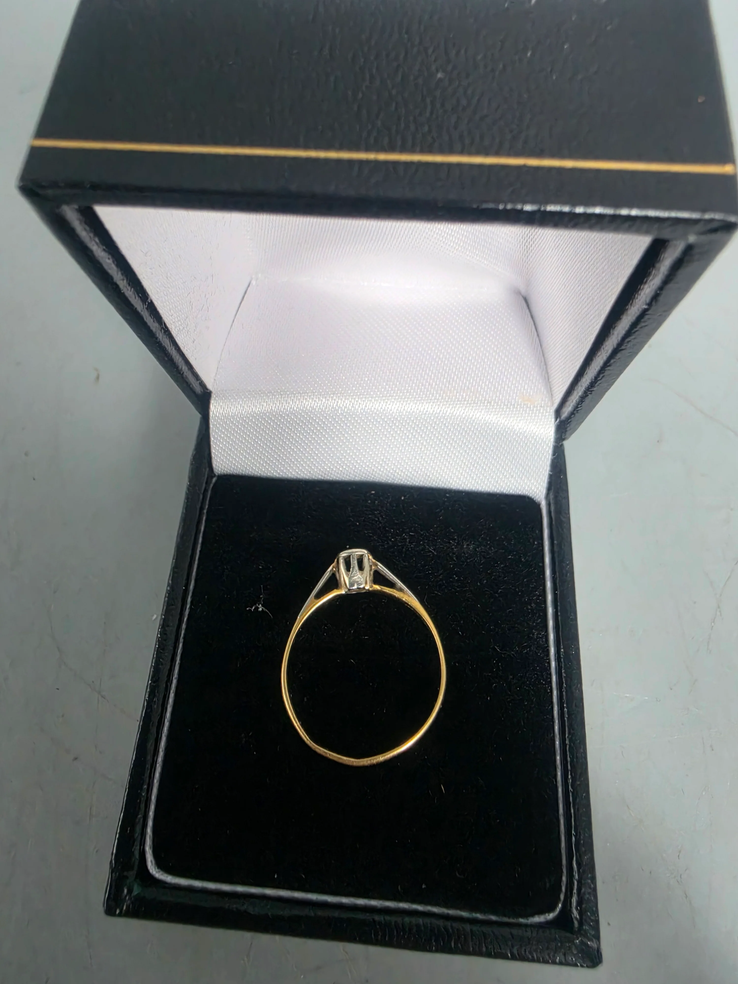 18ct GOLD RING 1.4G 750 Size J - Image 3