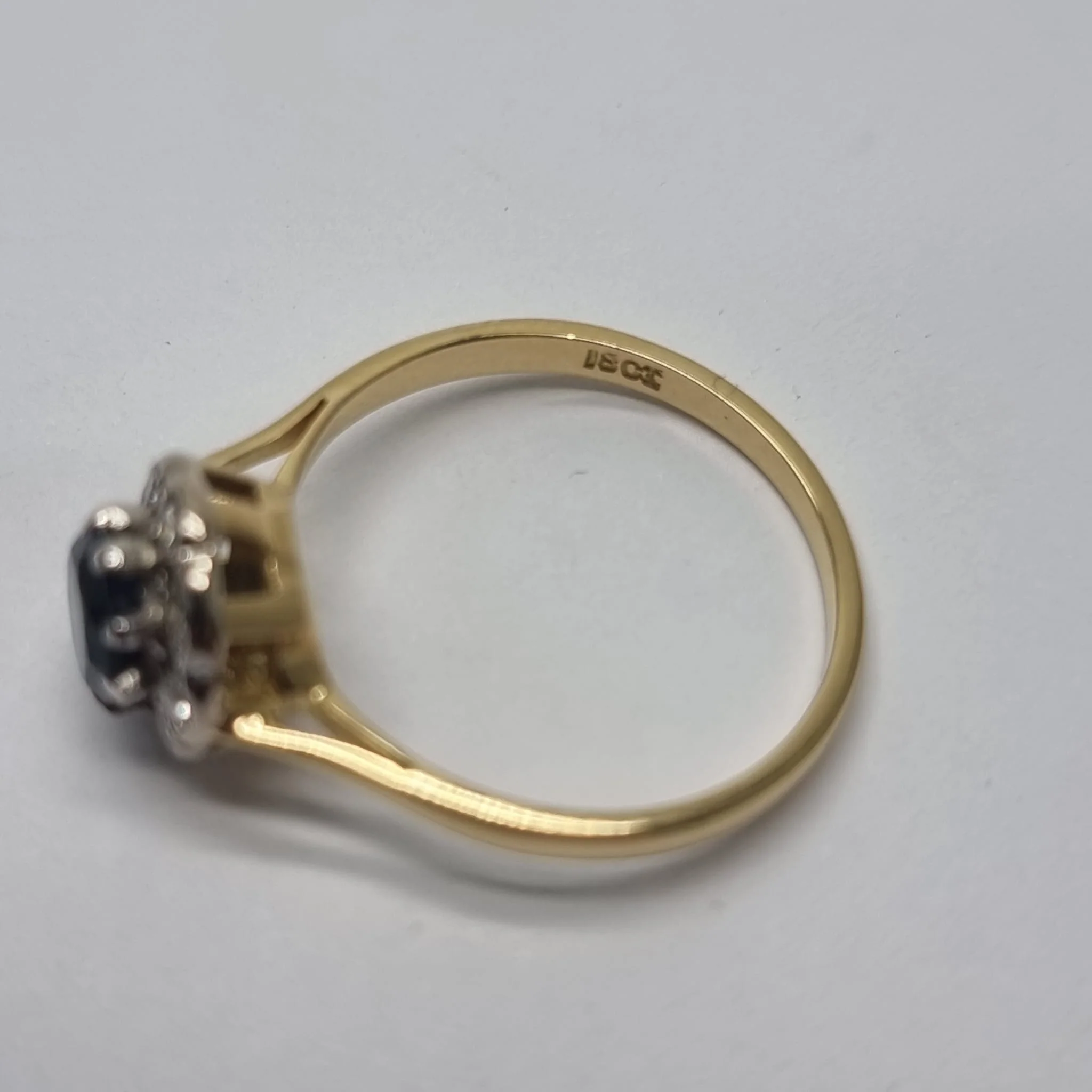 18ct Gold Sapphire & 0.22ct Diamond Cluster Head Ring - Size O (Valued at £1250) - Image 2