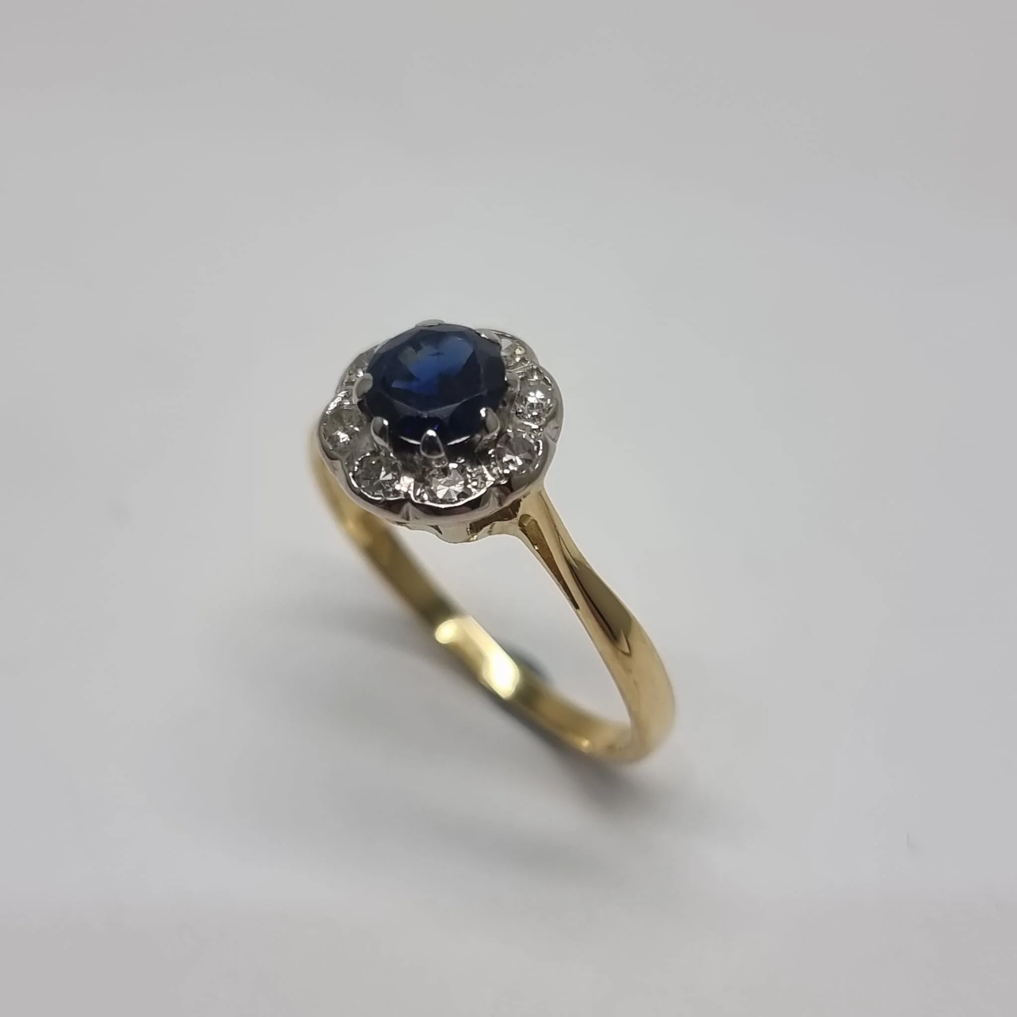 18ct Gold Sapphire & 0.22ct Diamond Cluster Head Ring - Size O (Valued at £1250) - Image 3