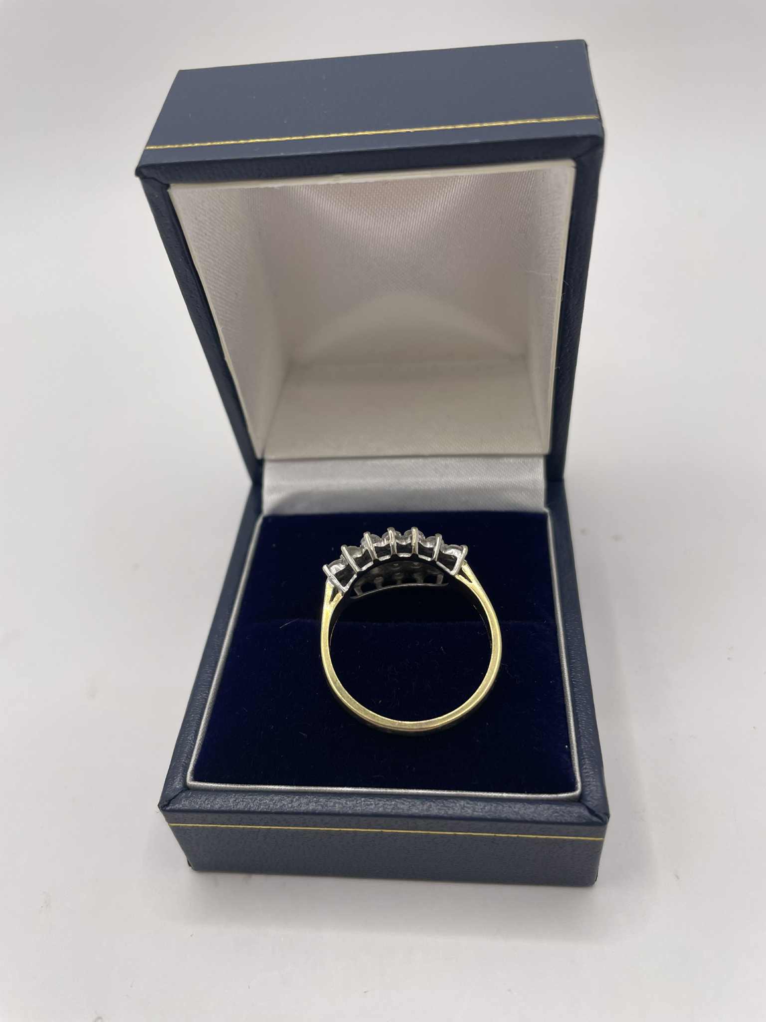 18CT Gold RING WITH STONES - P - Image 2