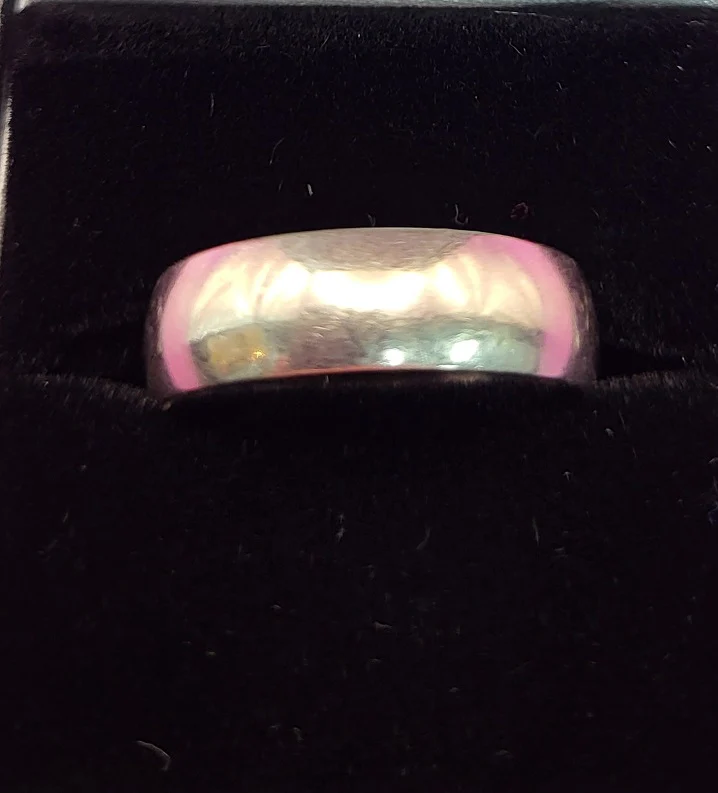 18CT - White Gold Band Ring - 4.83g - Size W. Hallmarked
