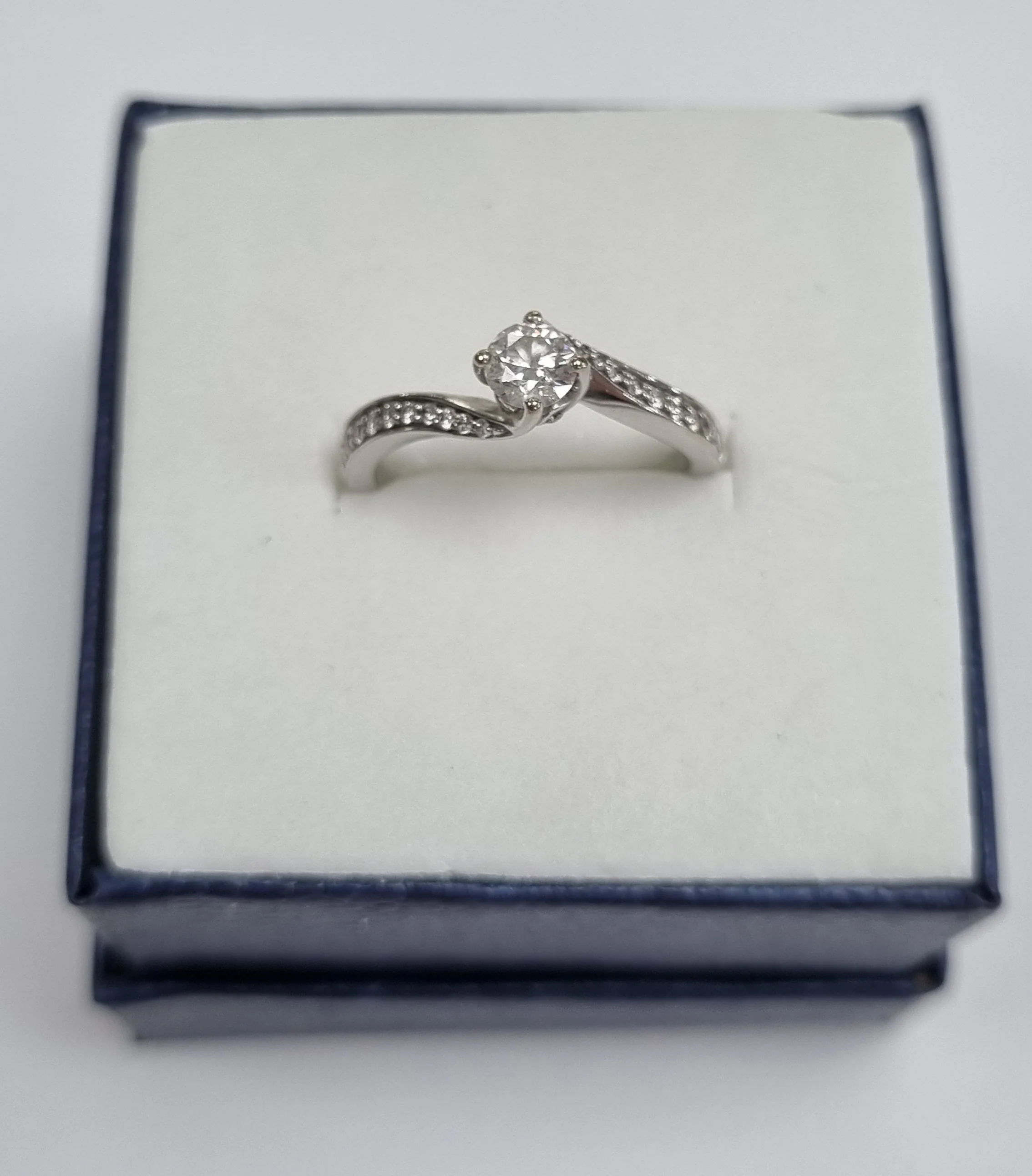 18ct White Gold Diamond Ring size L - Image 3