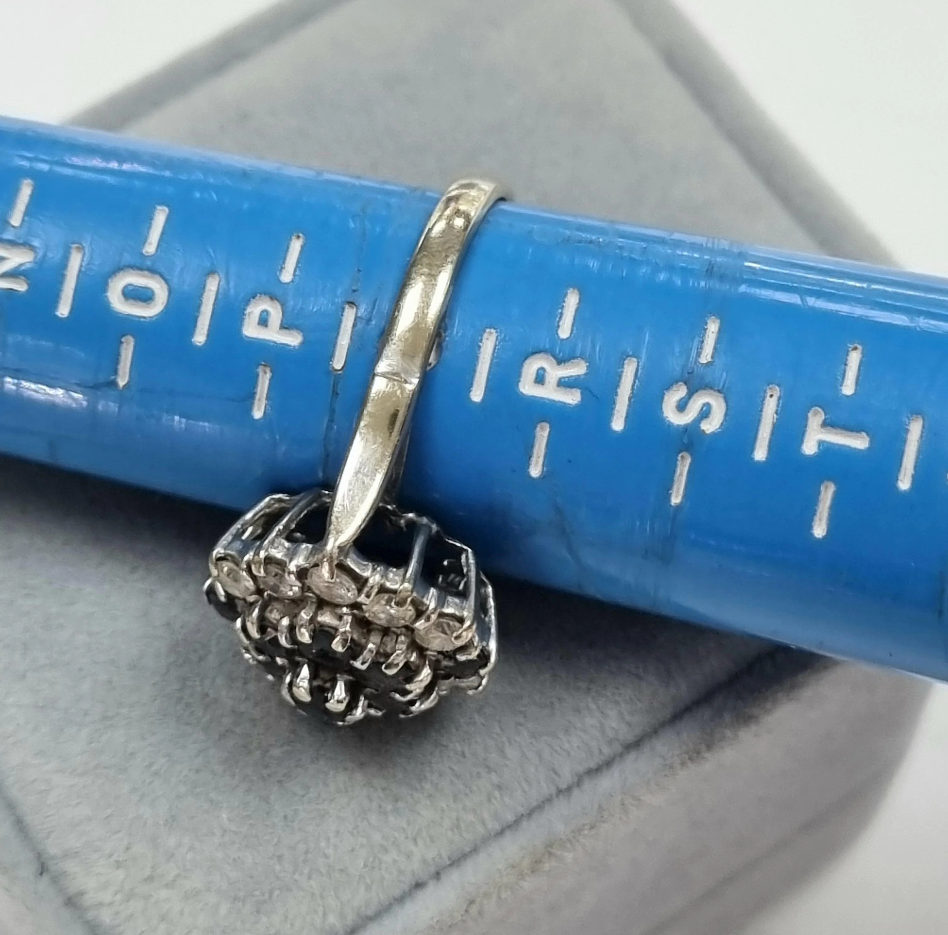 18ct White Gold Diamond & Sapphire Ring Size Q - Image 4
