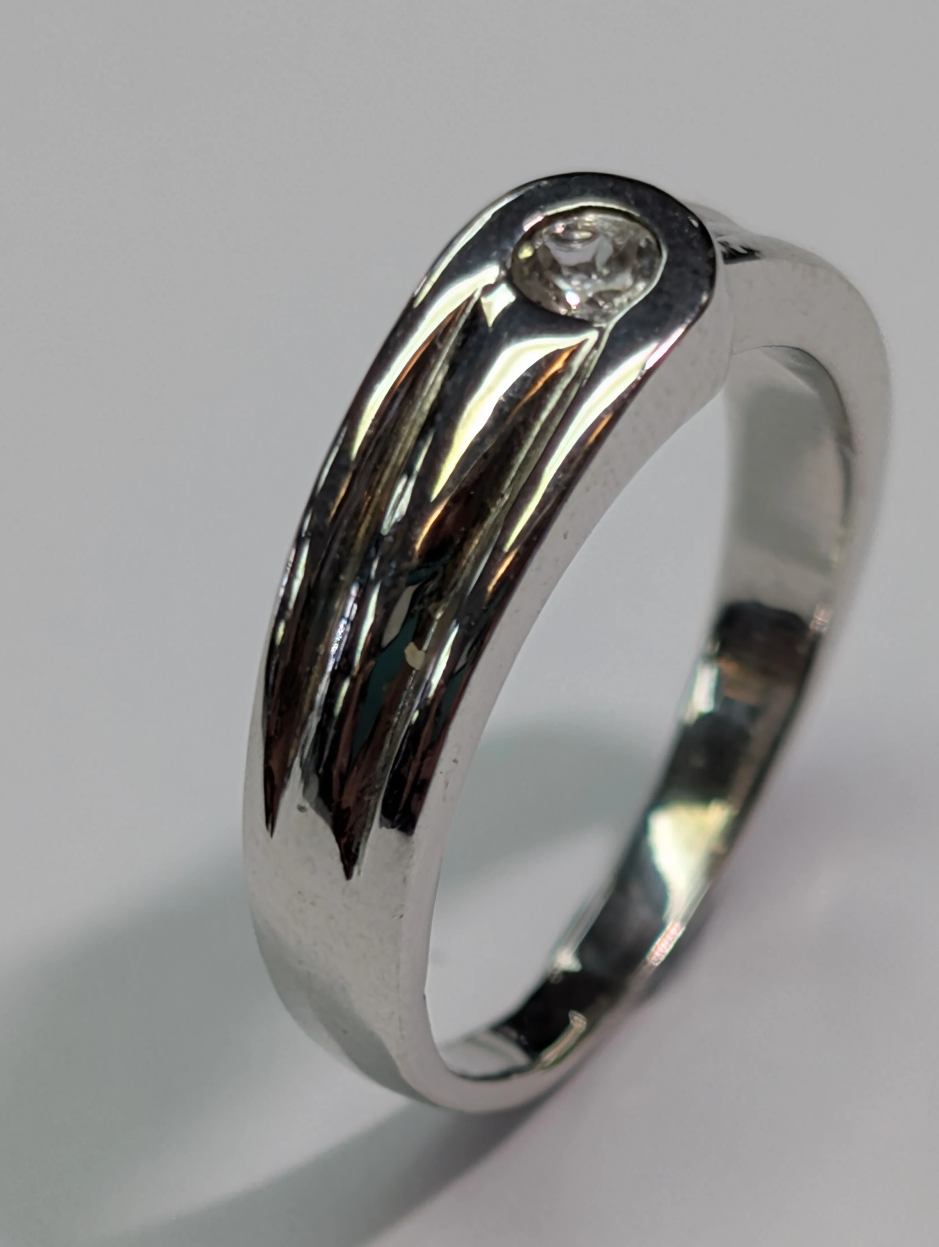 18CT White Gold Overlap Ring - Image 4
