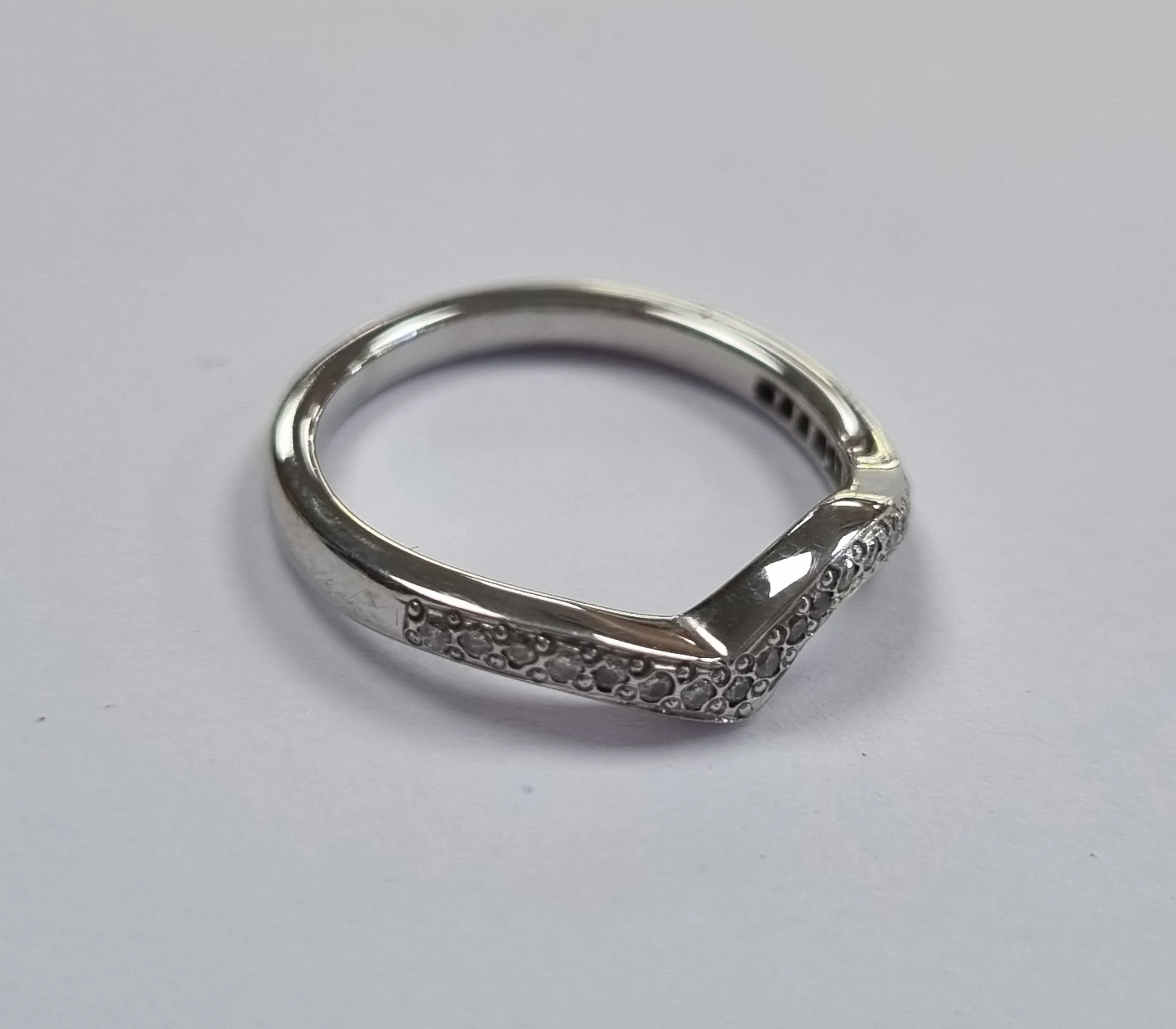 18ct white gold ring moissanite size J1/2 - Image 2