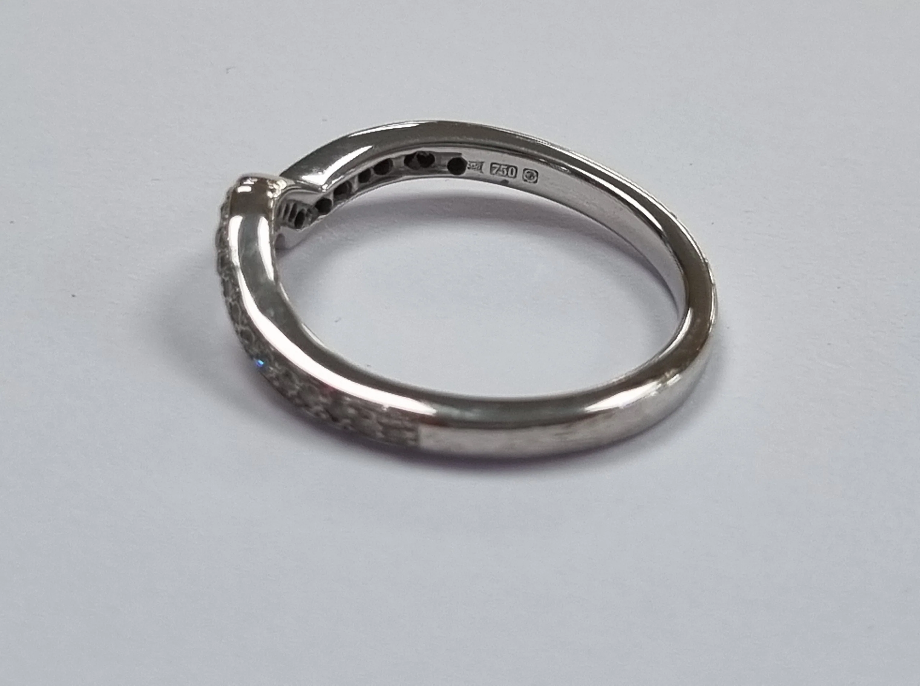 18ct white gold ring moissanite size J1/2 - Image 3