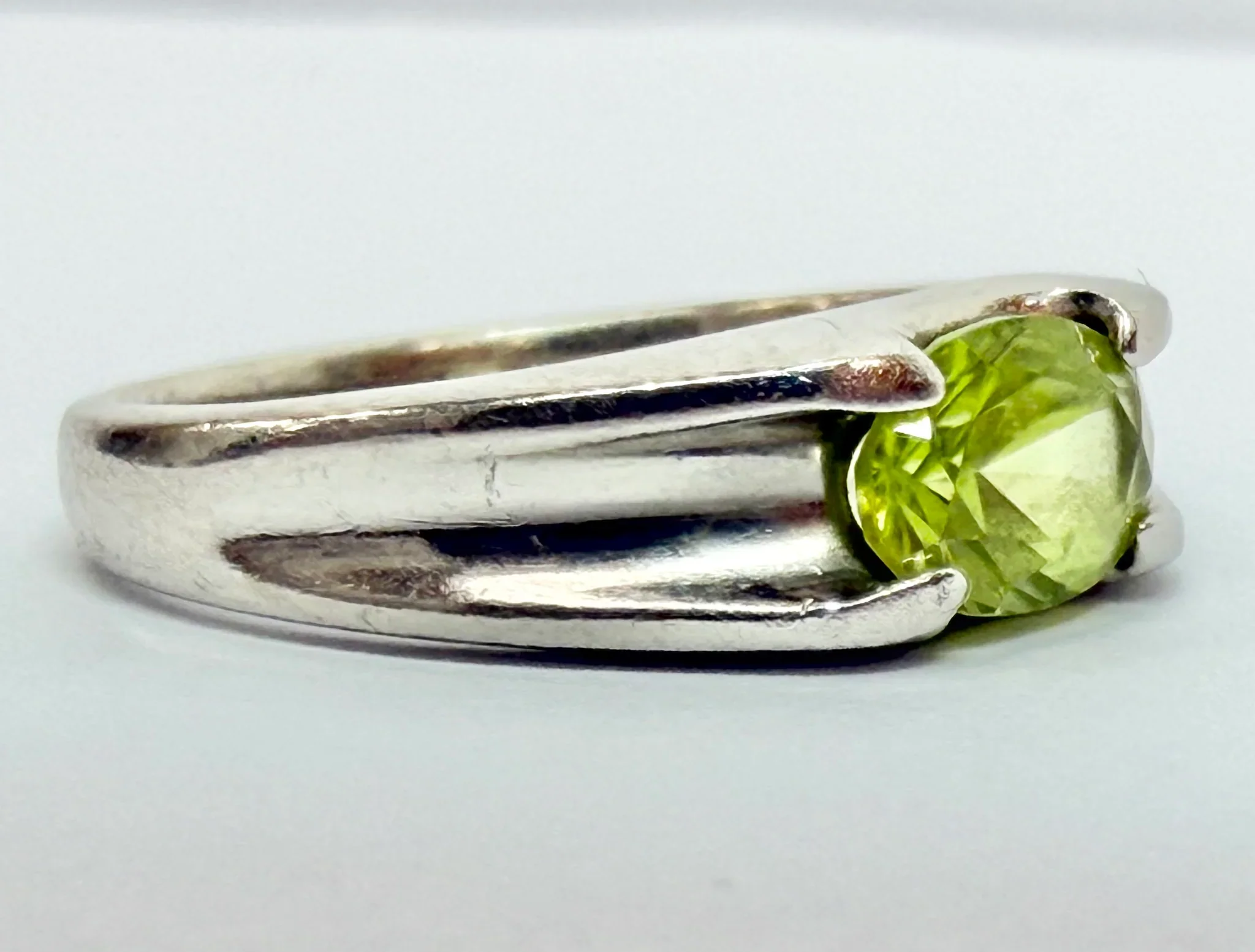 18ct White Gold ring with green stone size L - Image 2