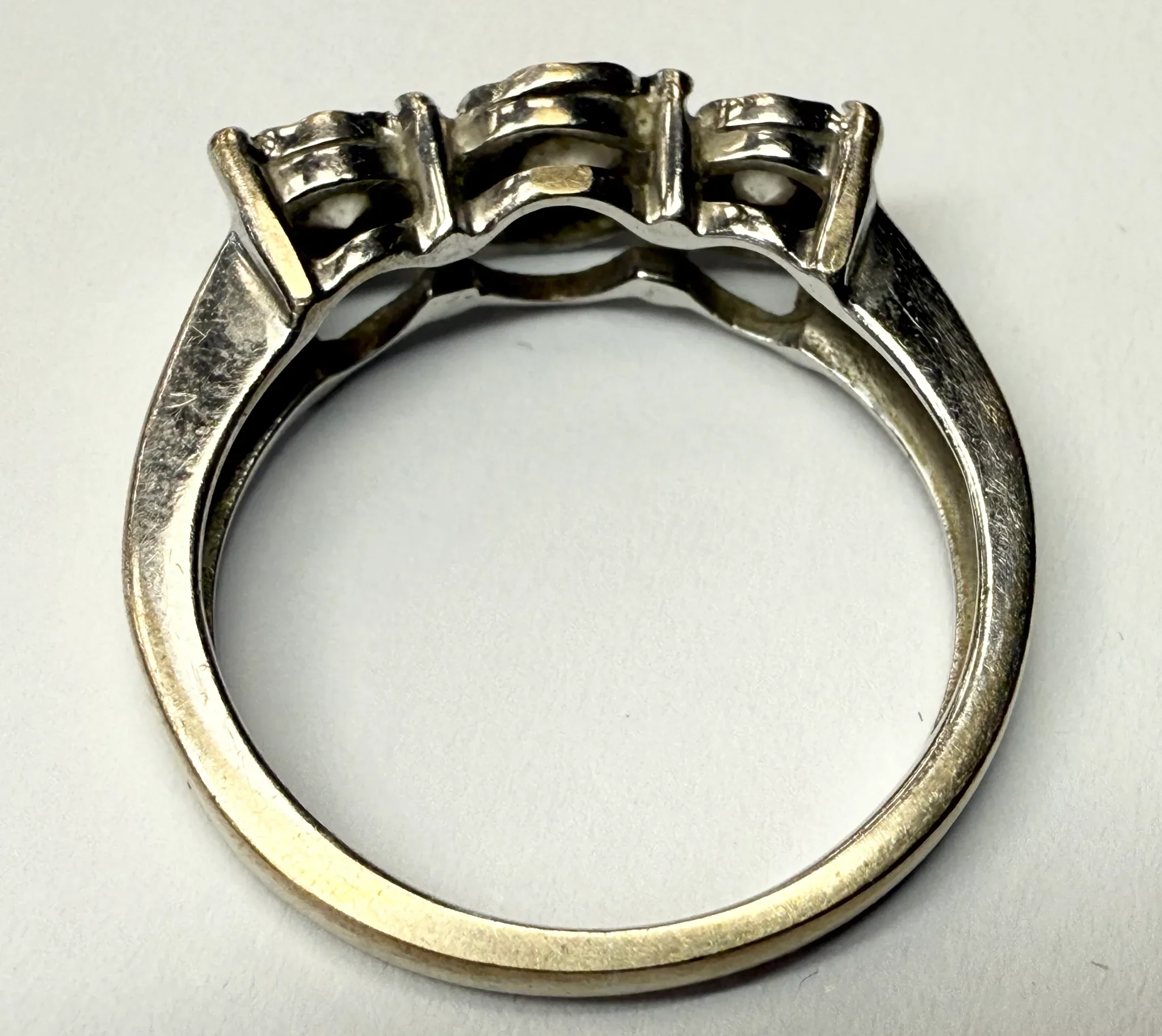 18ct White gold three stone diamond ring Size I - Image 3