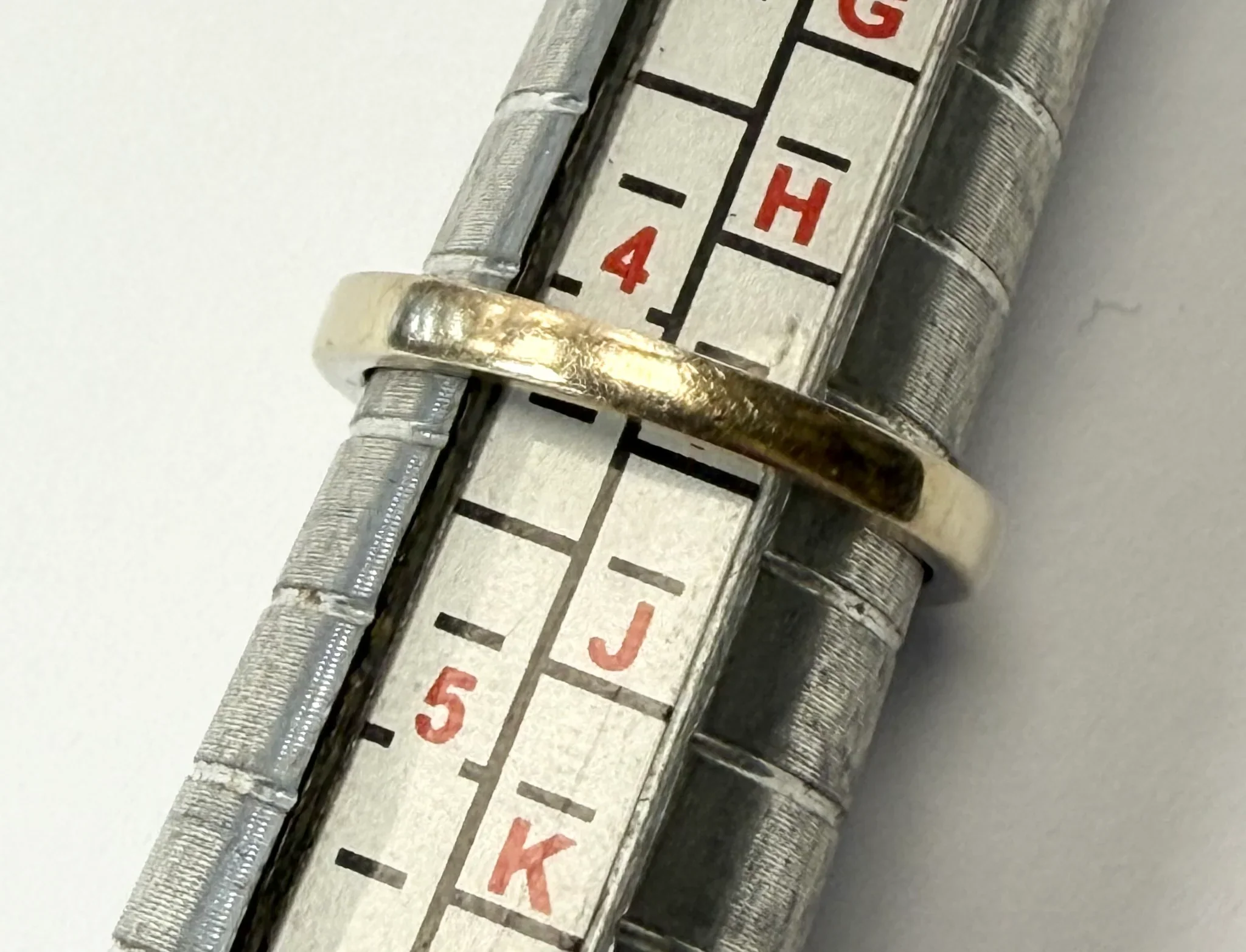 18ct White gold three stone diamond ring Size I - Image 4