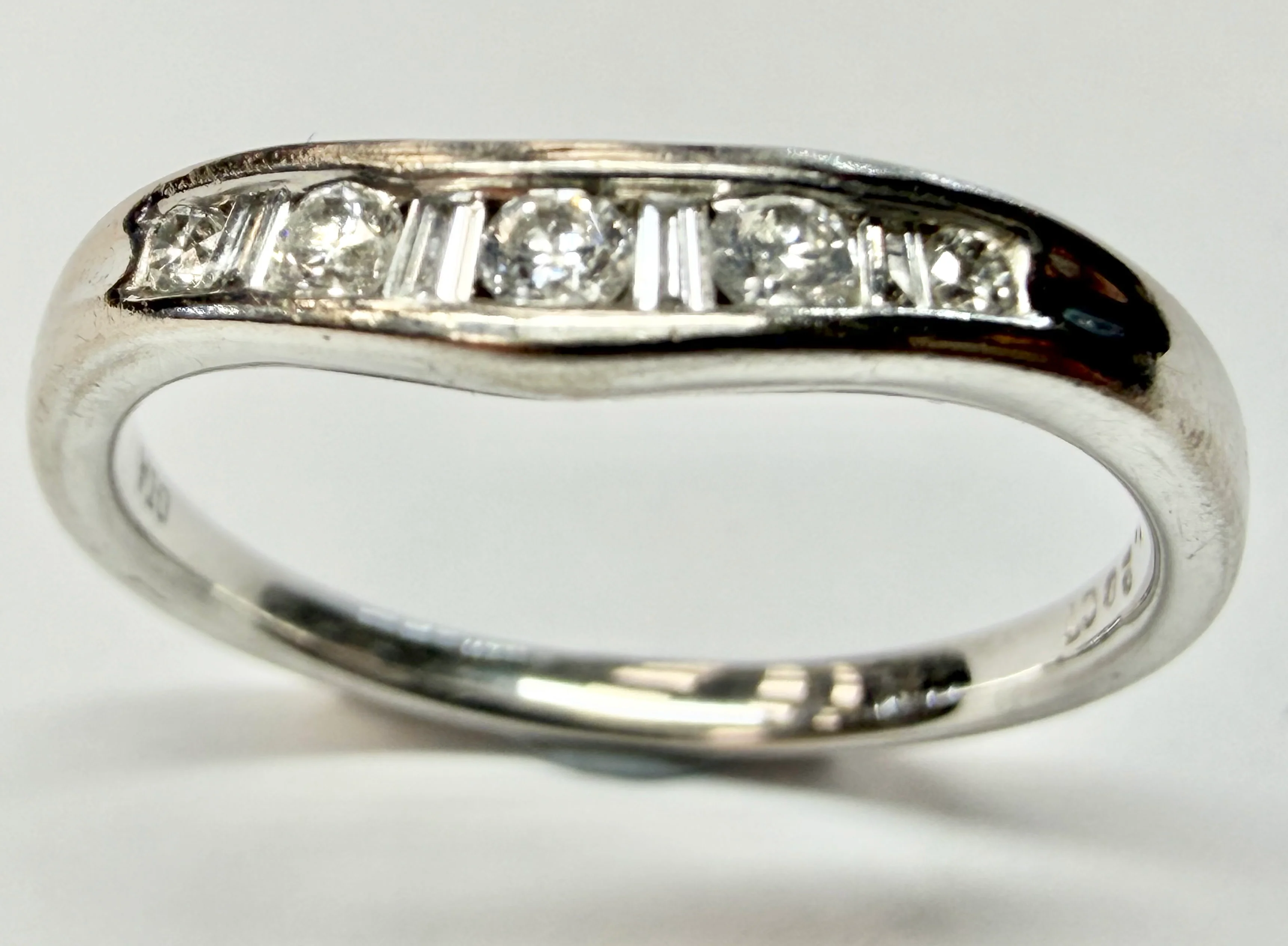 18ct White Gold Wishbone Ring size O 1/2