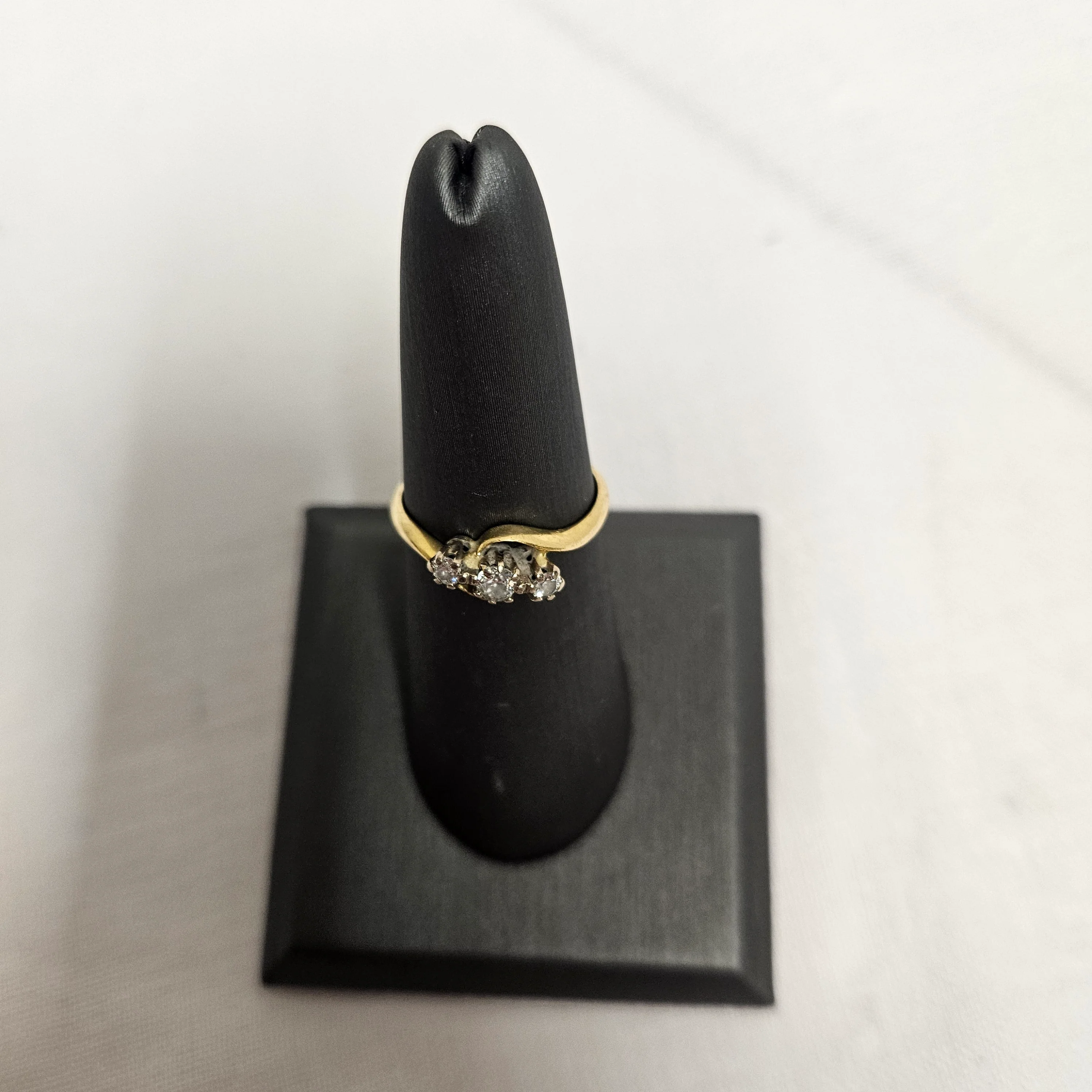 18ct Yellow Gold Diamond Ring - Size N/O - Image 2