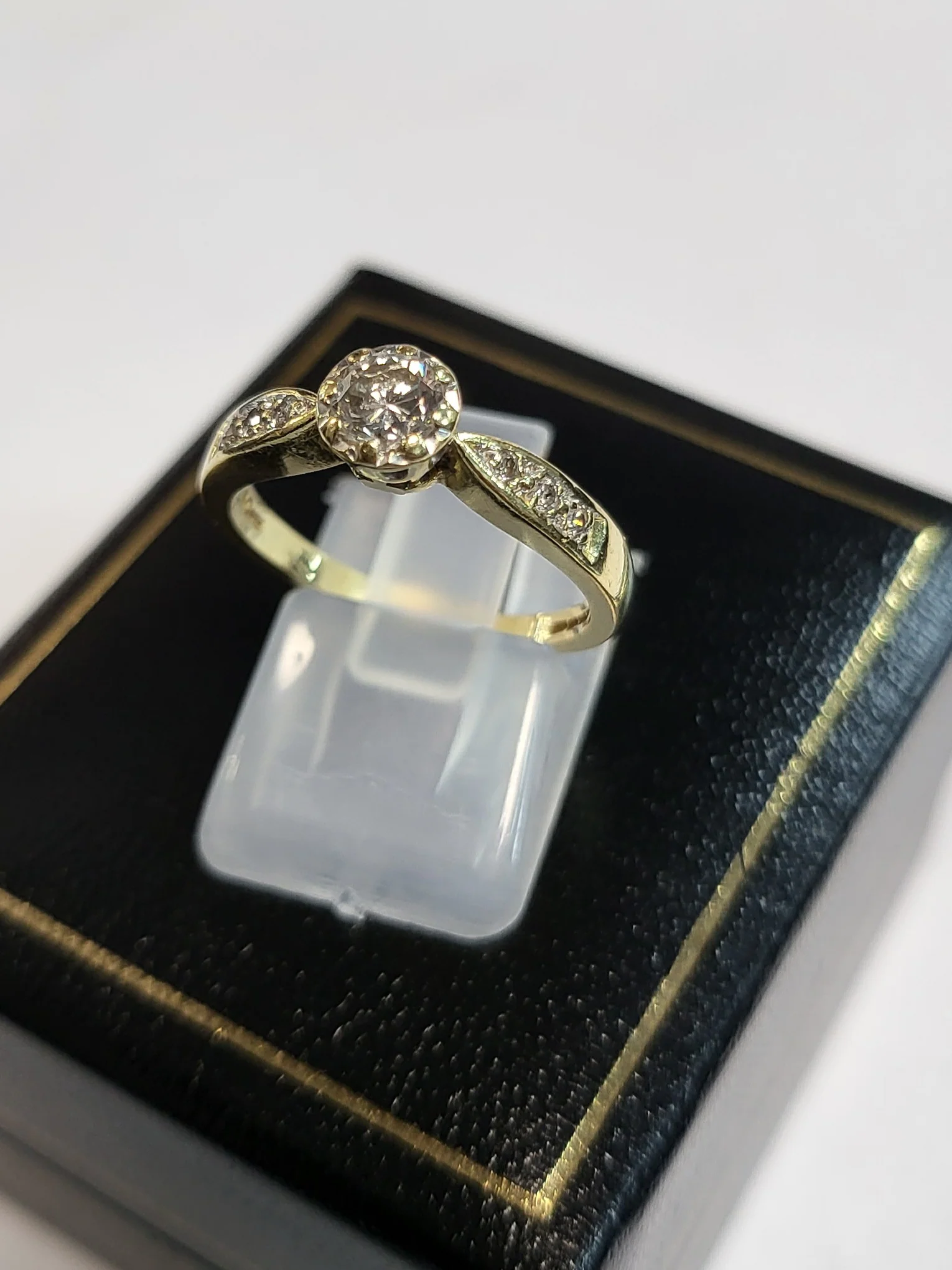 18ct Yellow Gold Ring with Clear Stones - Size N - 3.65g