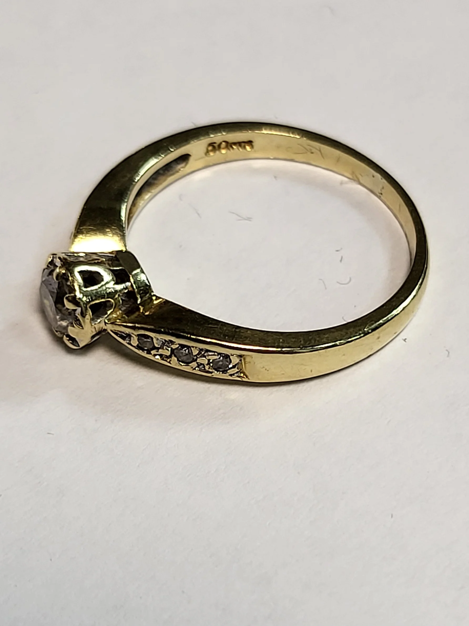 18ct Yellow Gold Ring with Clear Stones - Size N - 3.65g - Image 2