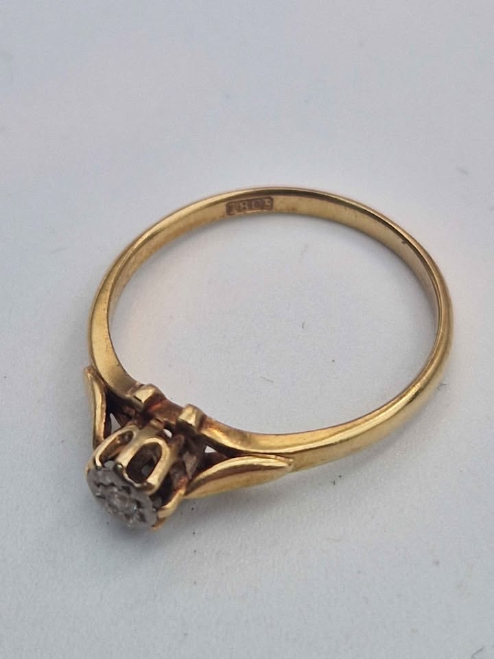 18ct Yellow Gold Ring With CZ Stone - 2.84 Grams - Size Q - Image 2