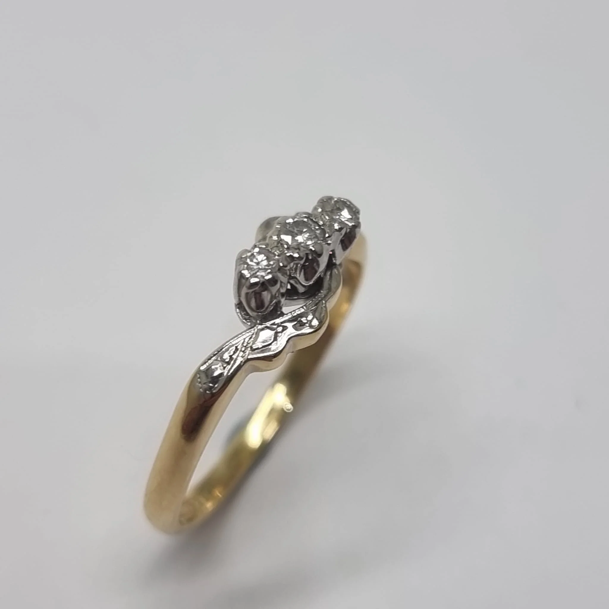18ct Yellow Gold with 3 Diamonds Set In Platinum Trilogy Gold Ring - Size O - Image 3