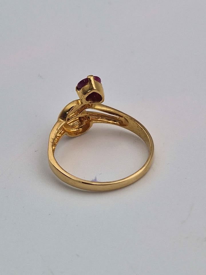 22ct Yellow Gold Ruby Swirl Ring – 2.81g – Size M – Elegant Vintage Style - Image 2