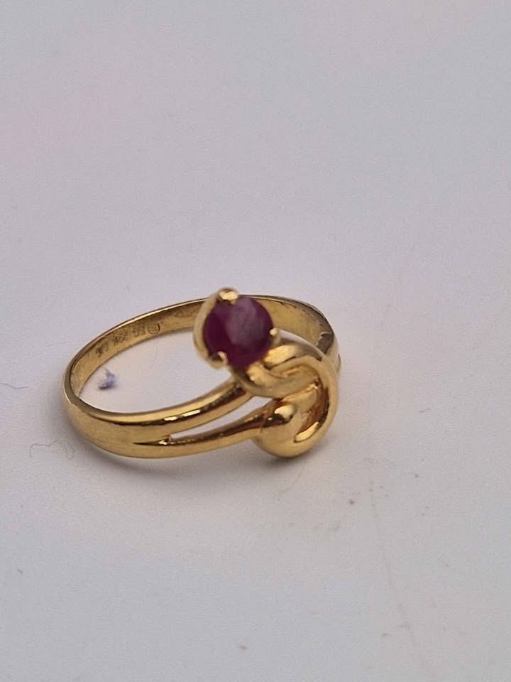 22ct Yellow Gold Ruby Swirl Ring – 2.81g – Size M – Elegant Vintage Style - Image 3