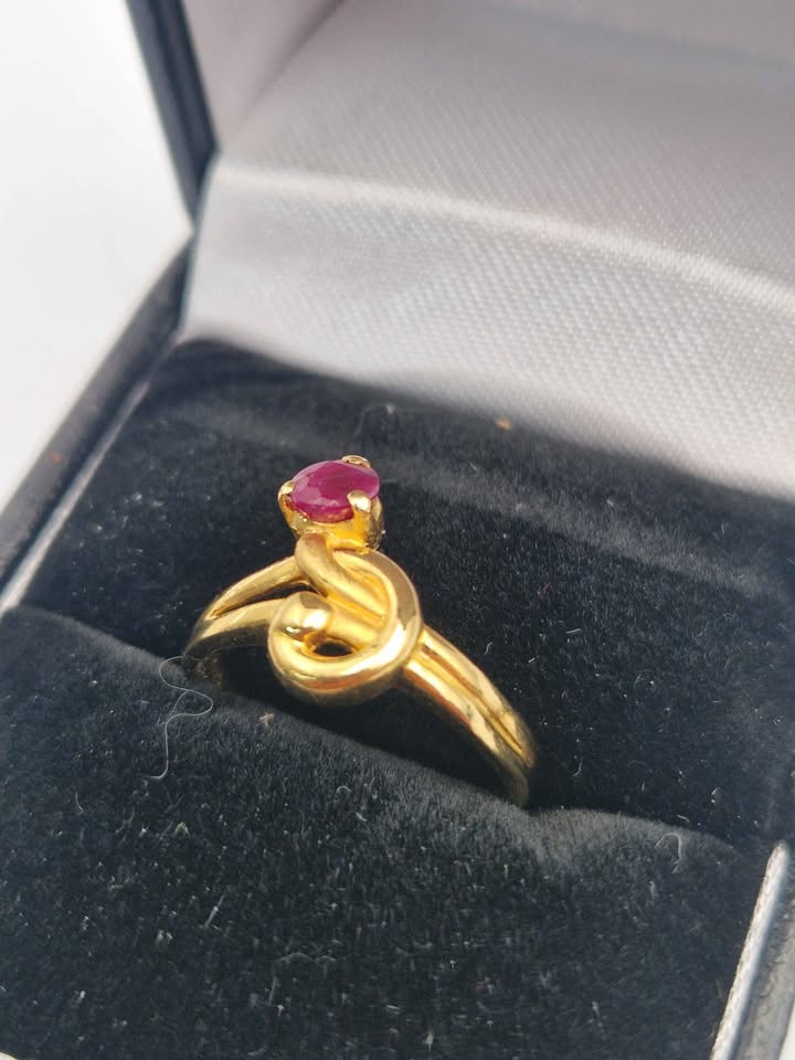 22ct Yellow Gold Ruby Swirl Ring – 2.81g – Size M – Elegant Vintage Style - Image 4