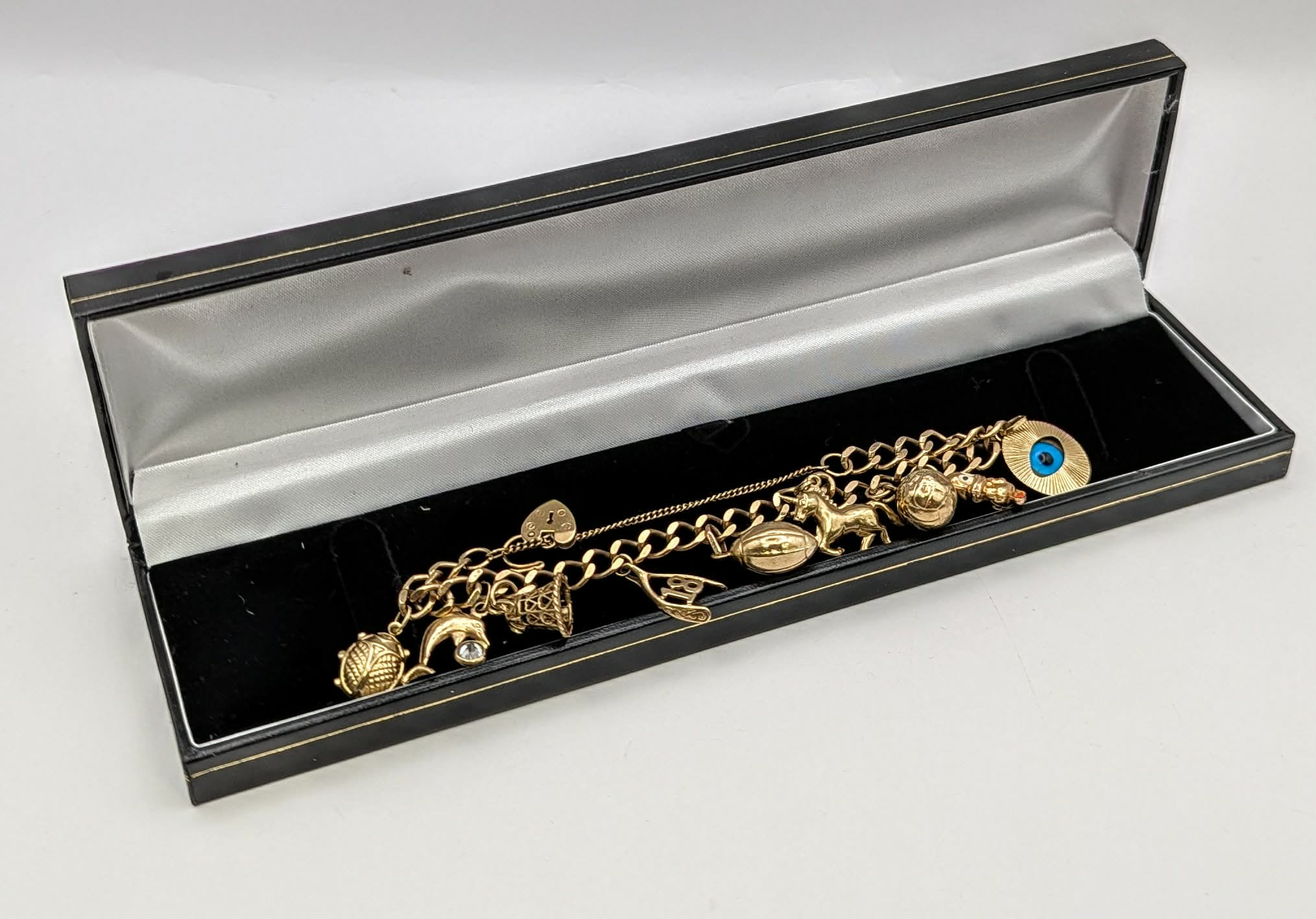 375 9CT HALLMARKED, YELLOW GOLD 8 9CT CHARMS & HEART SHAPED CLASP ON CRUBED CHAIN, 20.2G, 3-7" - Image 2