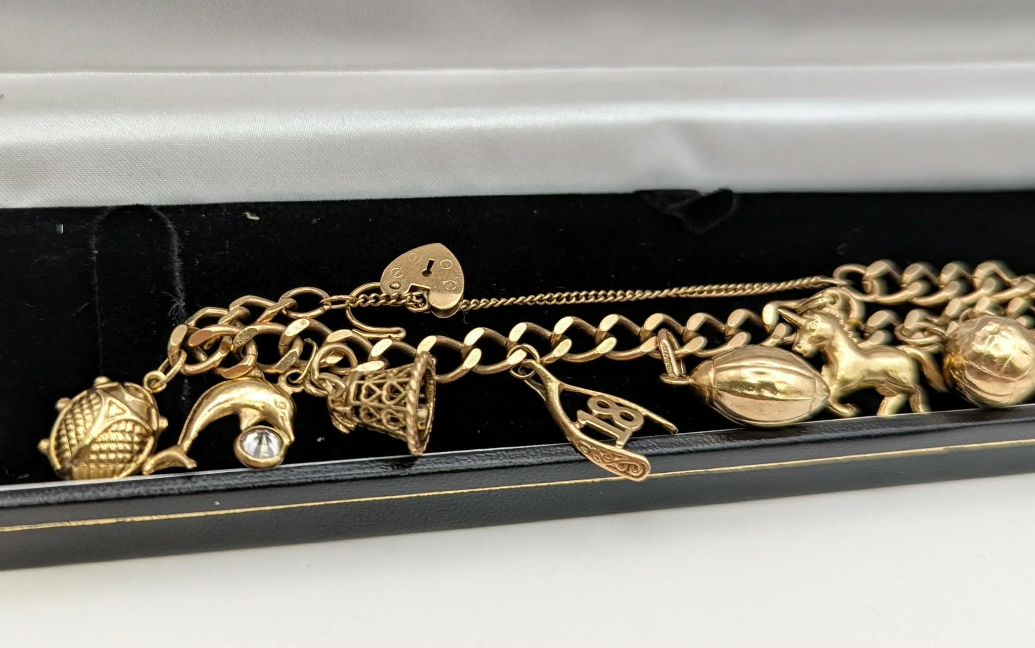 375 9CT HALLMARKED, YELLOW GOLD 8 9CT CHARMS & HEART SHAPED CLASP ON CRUBED CHAIN, 20.2G, 3-7" - Image 3