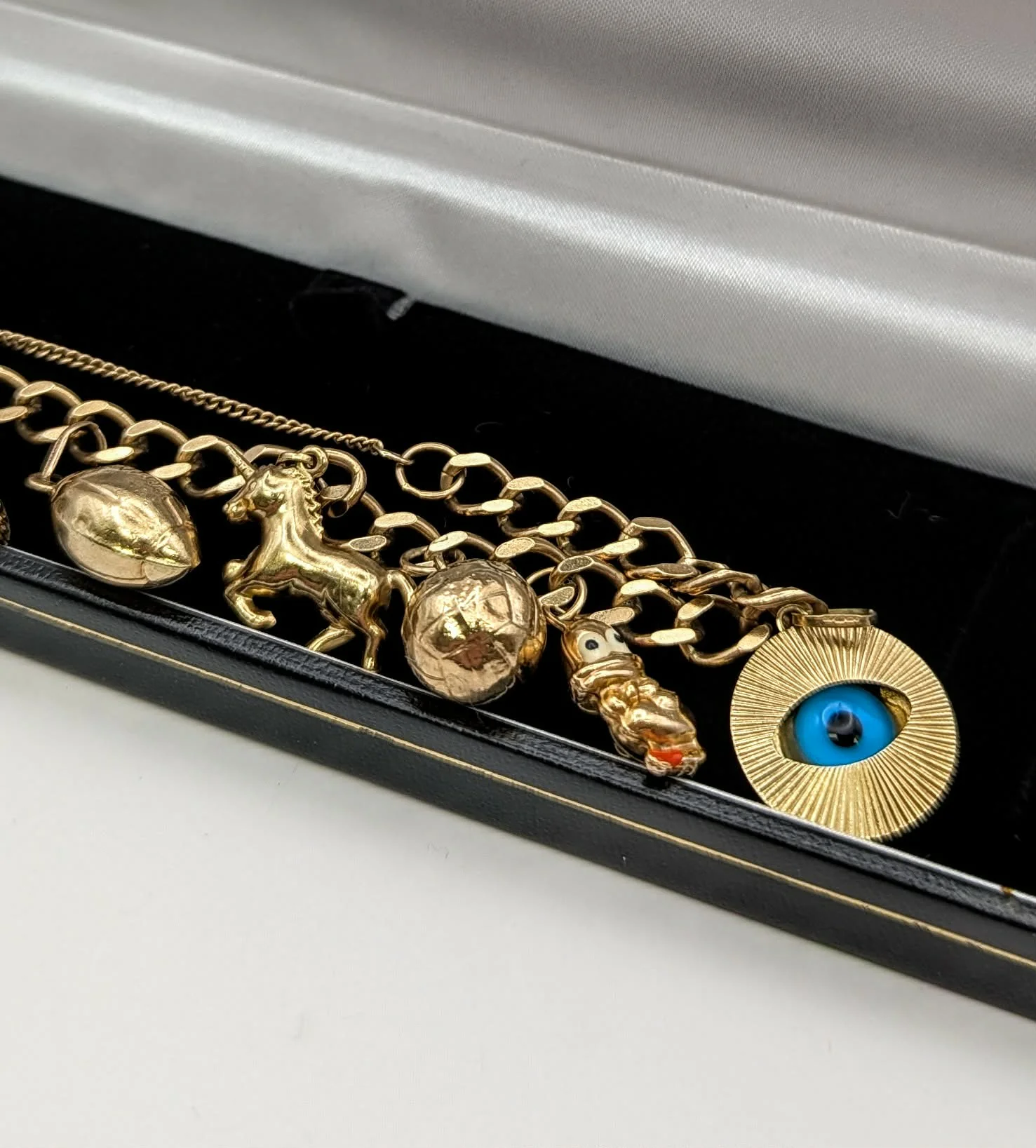 375 9CT HALLMARKED, YELLOW GOLD 8 9CT CHARMS & HEART SHAPED CLASP ON CRUBED CHAIN, 20.2G, 3-7" - Image 4