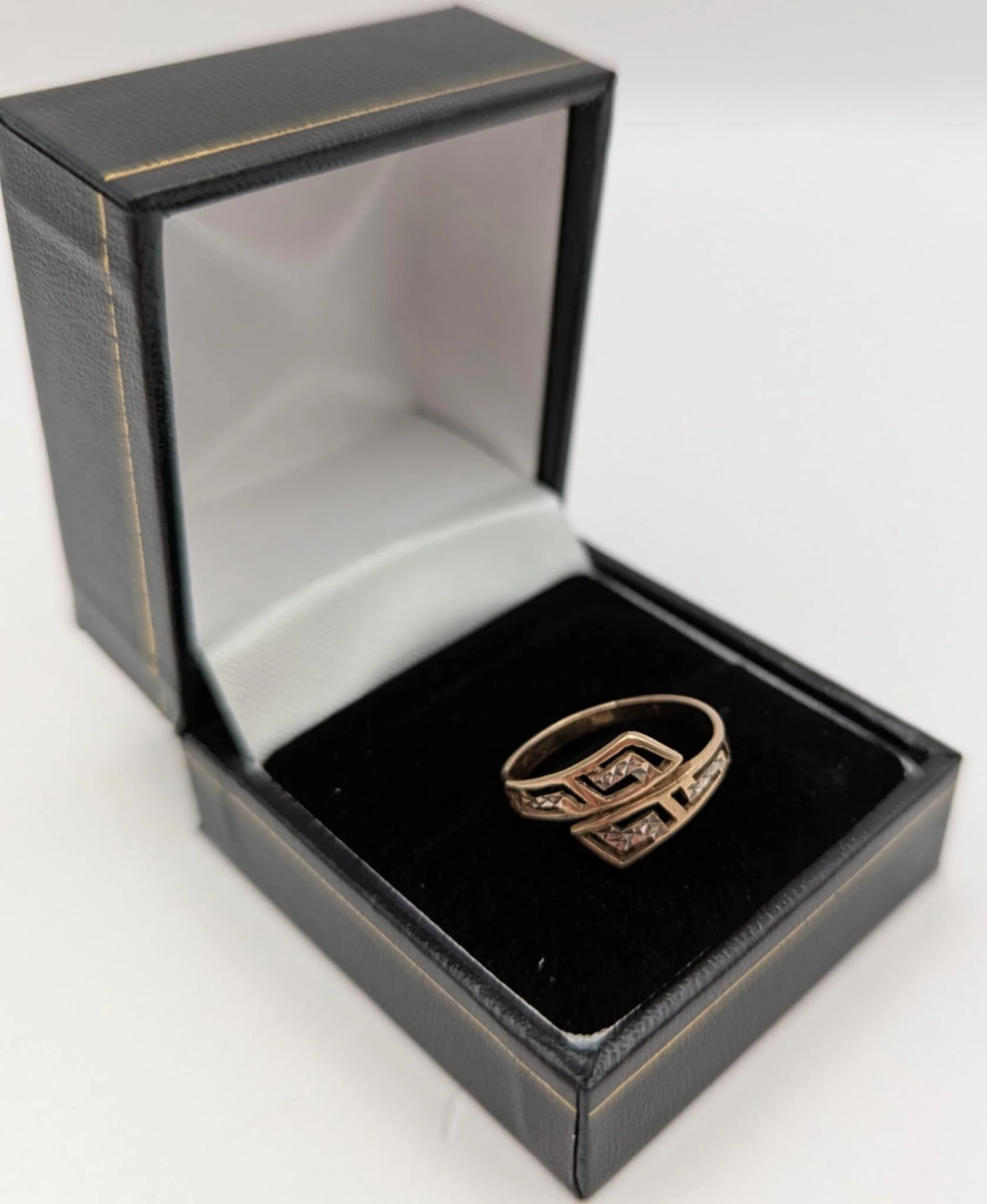 585 14CT HALLMARKED, YELLOW GOLD, RING WITH CROSSING OVERLAY DESIGN, 1.5G, SIZE 5.5/L - Image 2