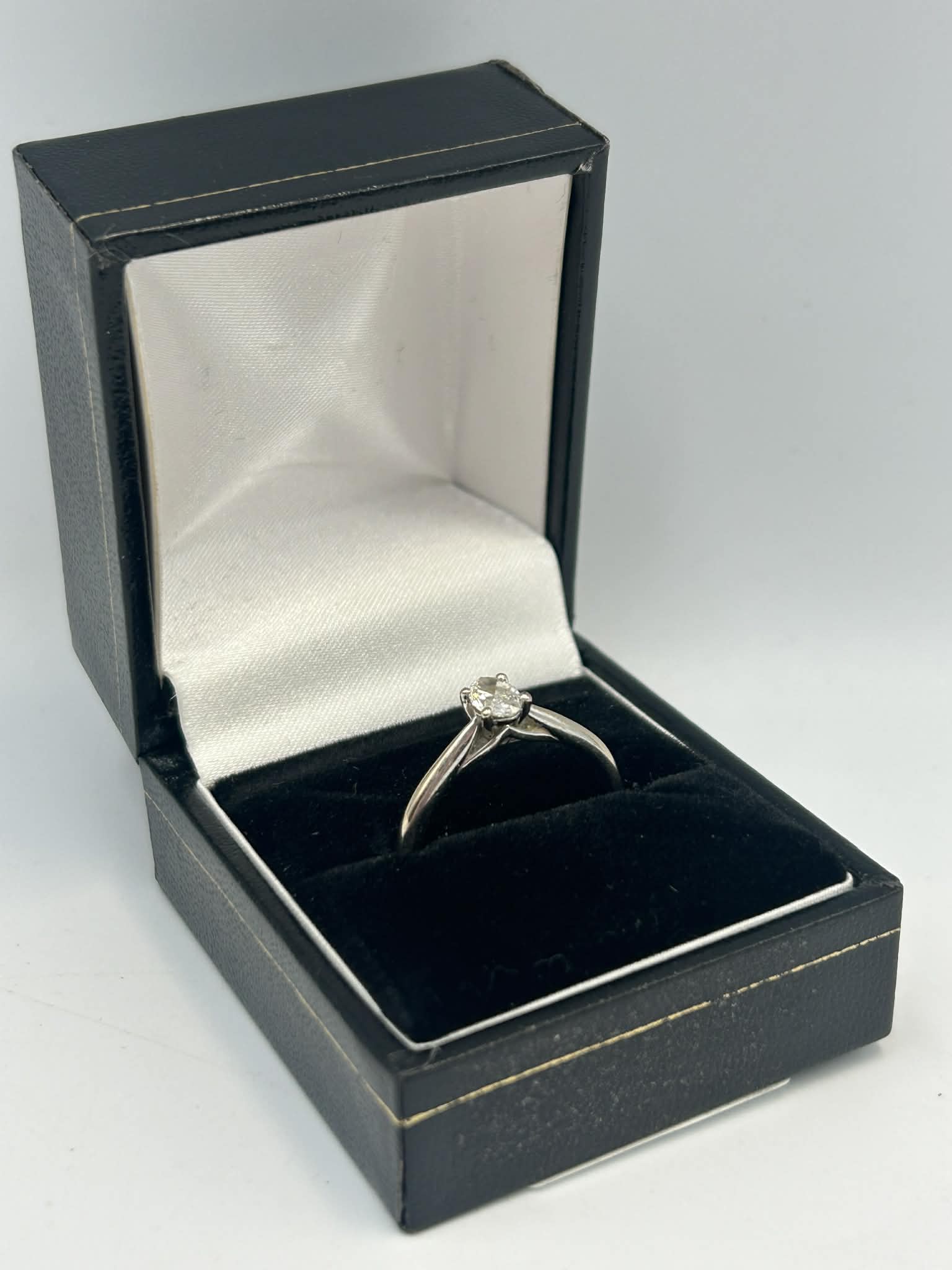 750 18CT HALLMARKED, WHITE GOLD RING WITH SET STONE, SIZE: O, 2.8G, BOXED