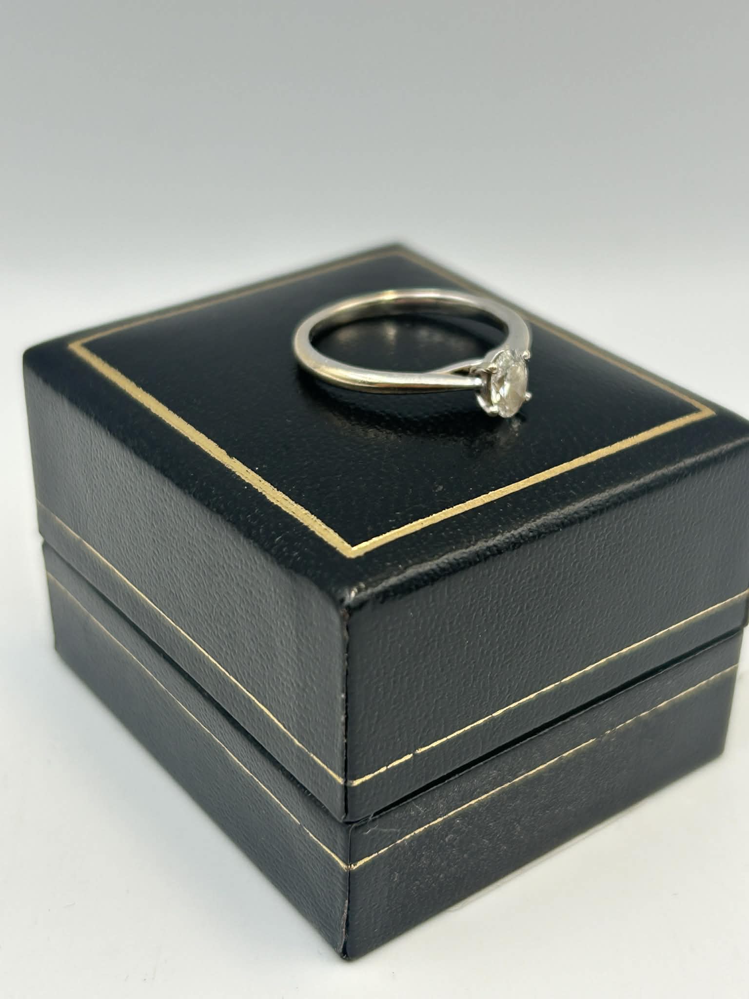750 18CT HALLMARKED, WHITE GOLD RING WITH SET STONE, SIZE: O, 2.8G, BOXED - Image 2