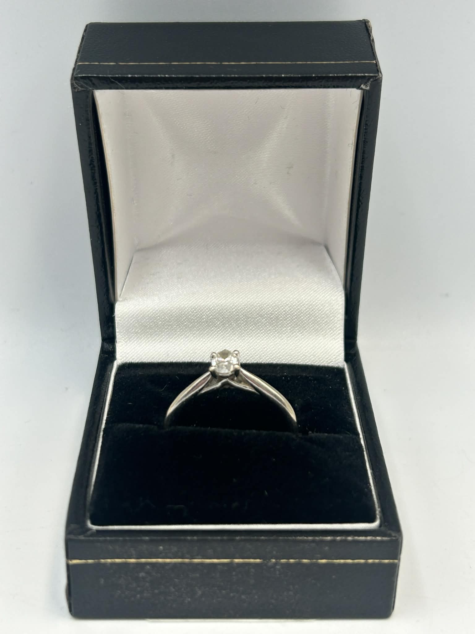 750 18CT HALLMARKED, WHITE GOLD RING WITH SET STONE, SIZE: O, 2.8G, BOXED - Image 3