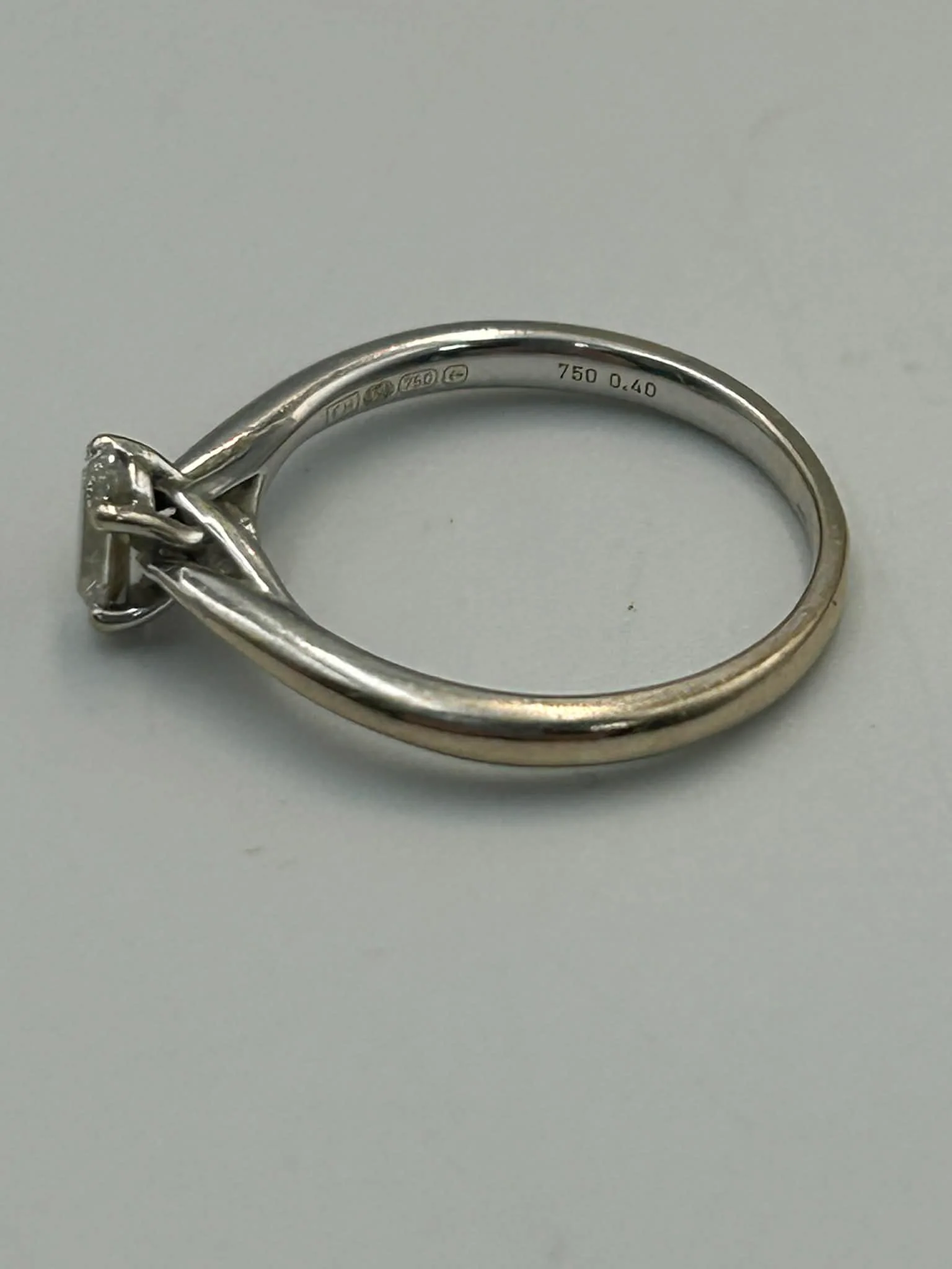 750 18CT HALLMARKED, WHITE GOLD RING WITH SET STONE, SIZE: O, 2.8G, BOXED - Image 4