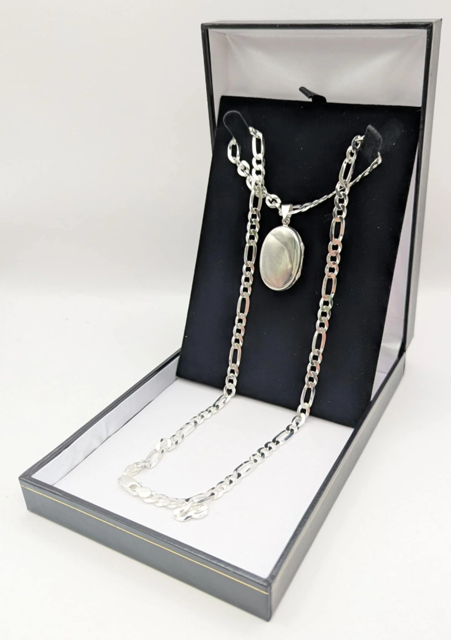 925 HALLMARKED SILVER, LOCKET ON A FIGARO CHAIN, 22", 32.2G