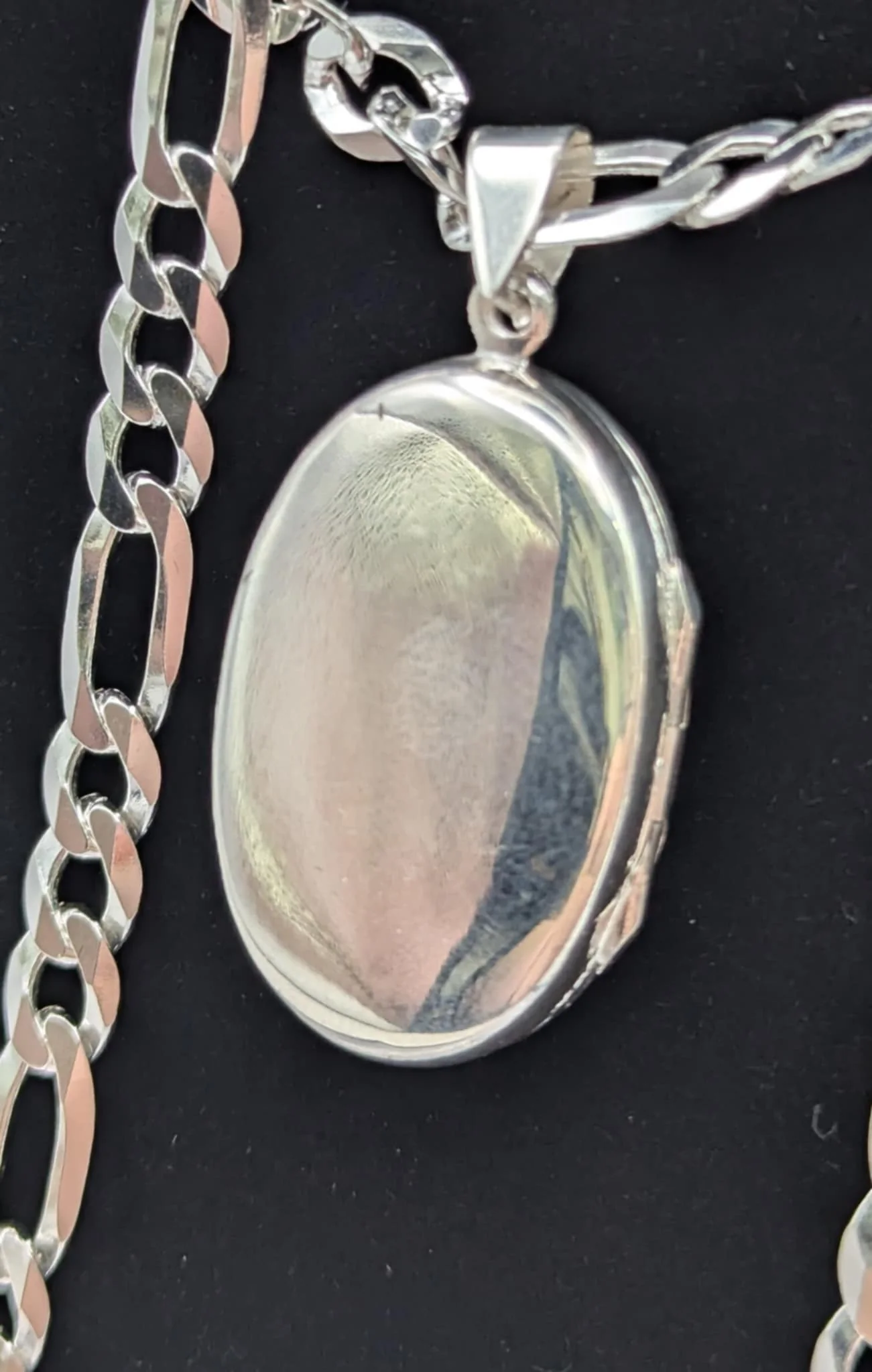 925 HALLMARKED SILVER, LOCKET ON A FIGARO CHAIN, 22", 32.2G - Image 2
