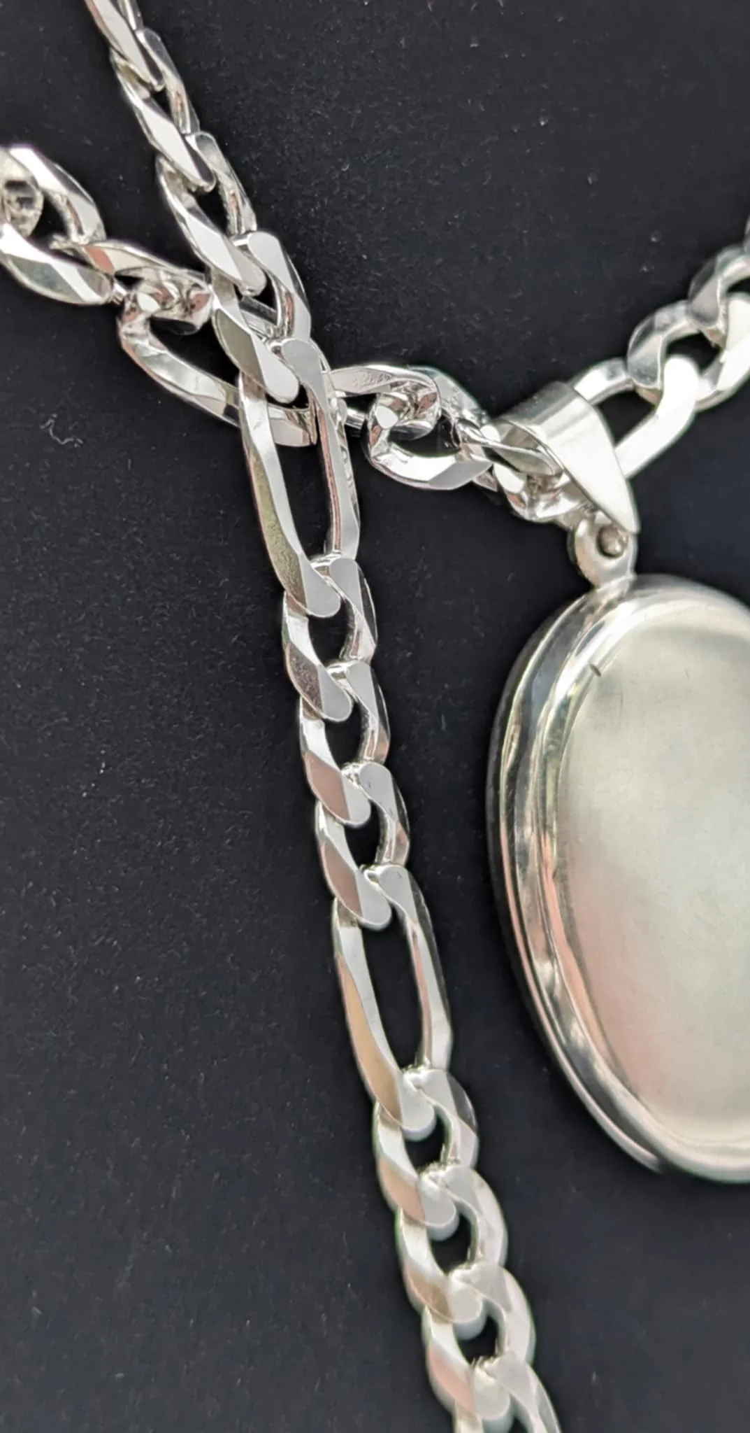 925 HALLMARKED SILVER, LOCKET ON A FIGARO CHAIN, 22", 32.2G - Image 3