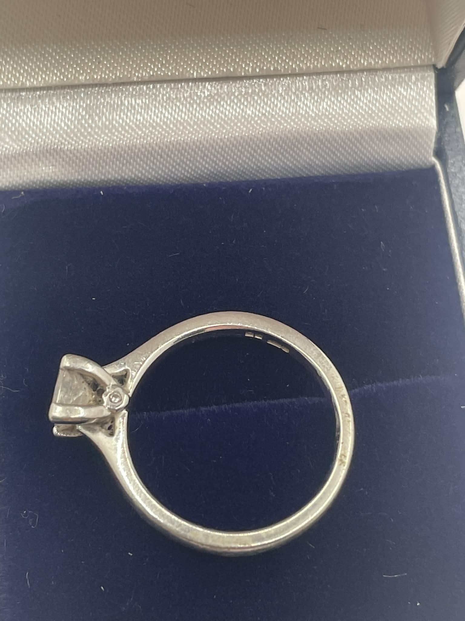 950 PLATINUM RING - J - Image 3