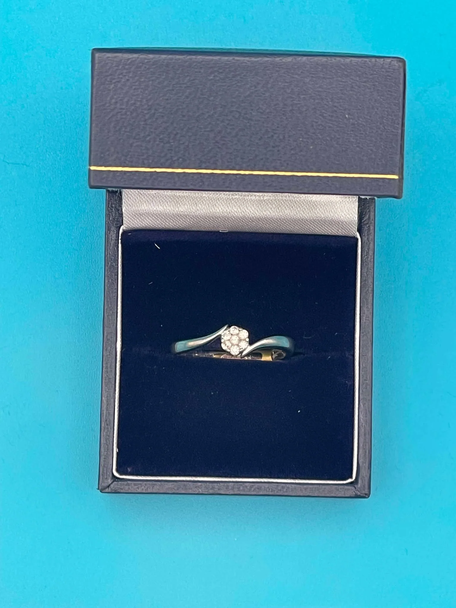 9CT DIAMOND RING - O - Image 2