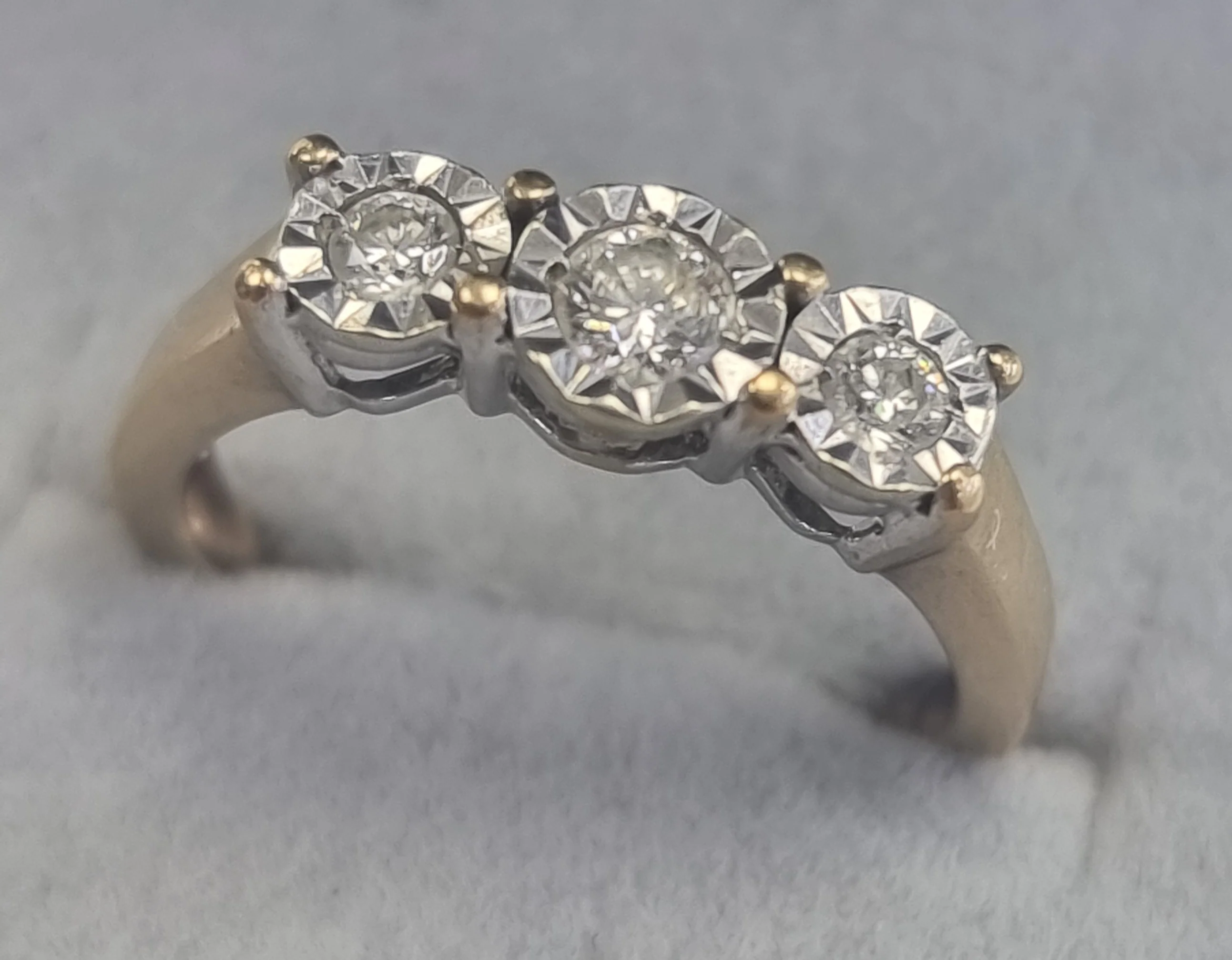 9ct Gold 3 Stone Diamond Ring Size "N" - Image 3