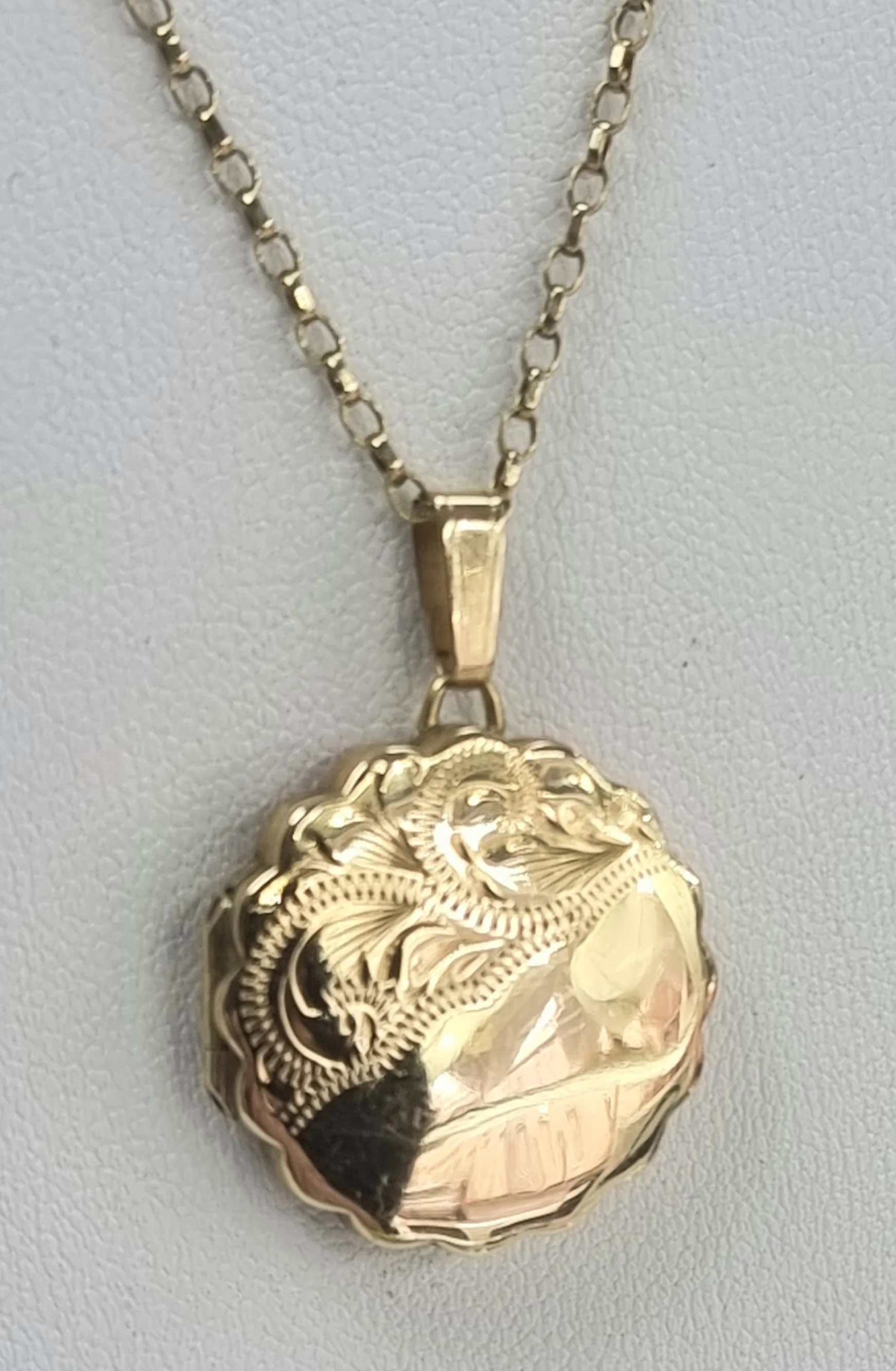 9ct Gold Chain with Locket 18" - Image 2