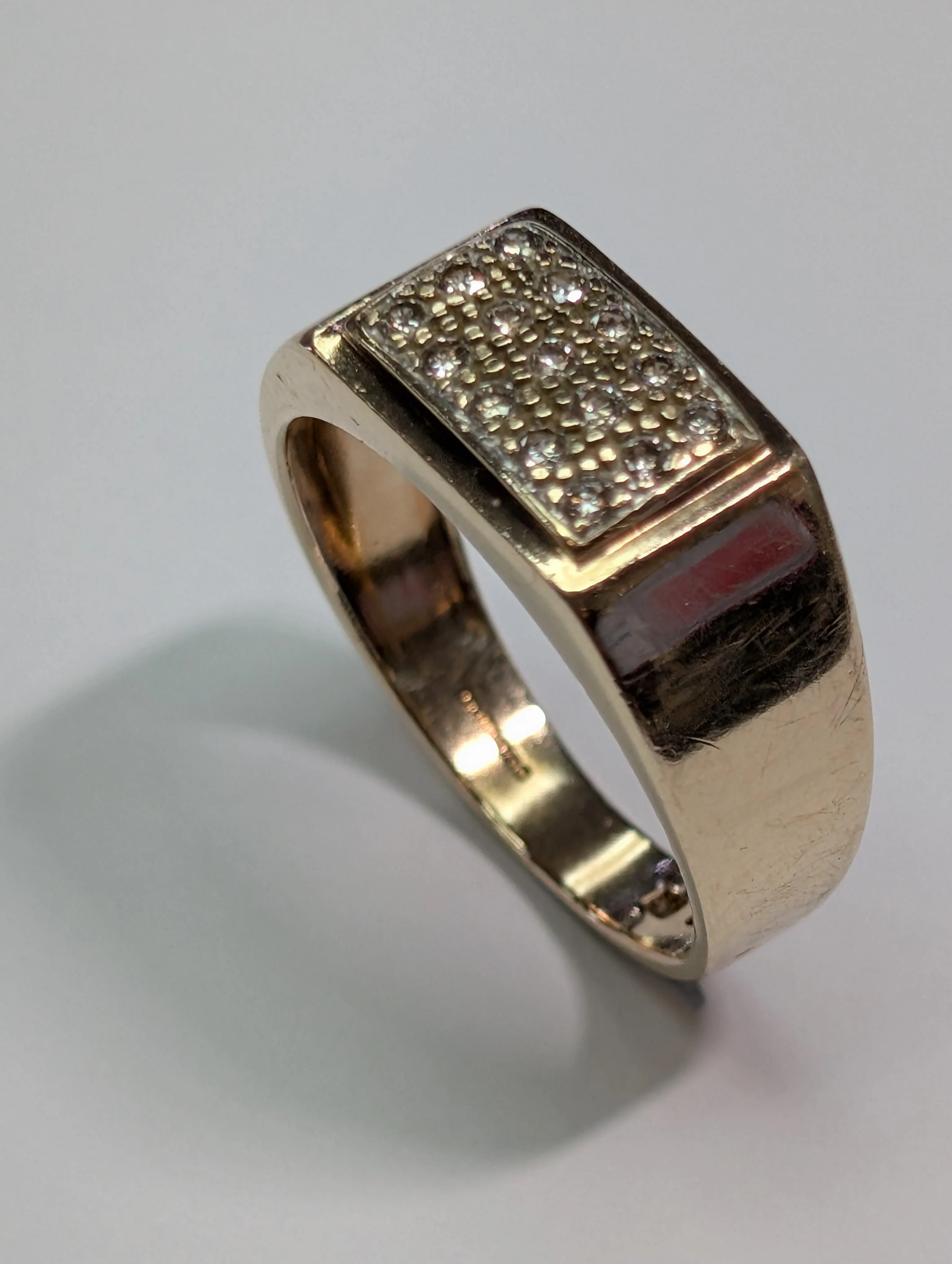 9ct Gold Diamond Coffin Style Ring - Image 2