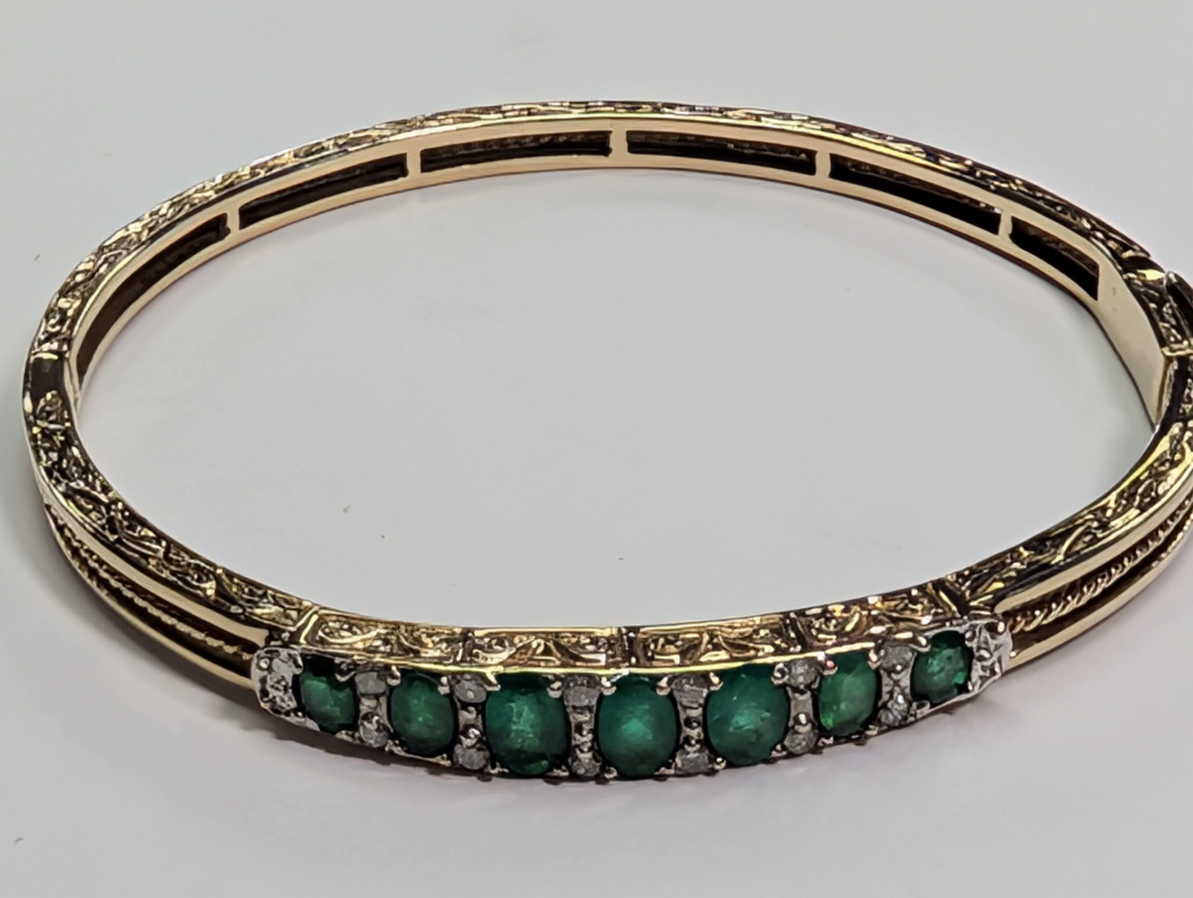 9ct Gold Diamond & Emerald Patterned Bangle - Image 3