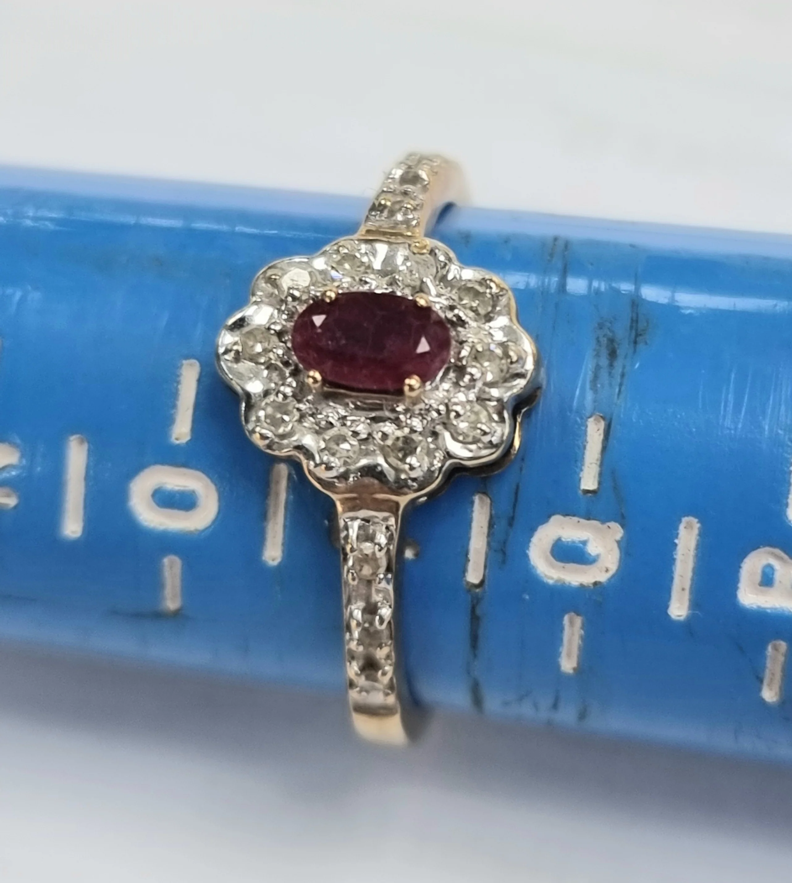 9ct Gold Diamond/Ruby ring Size P - Image 3